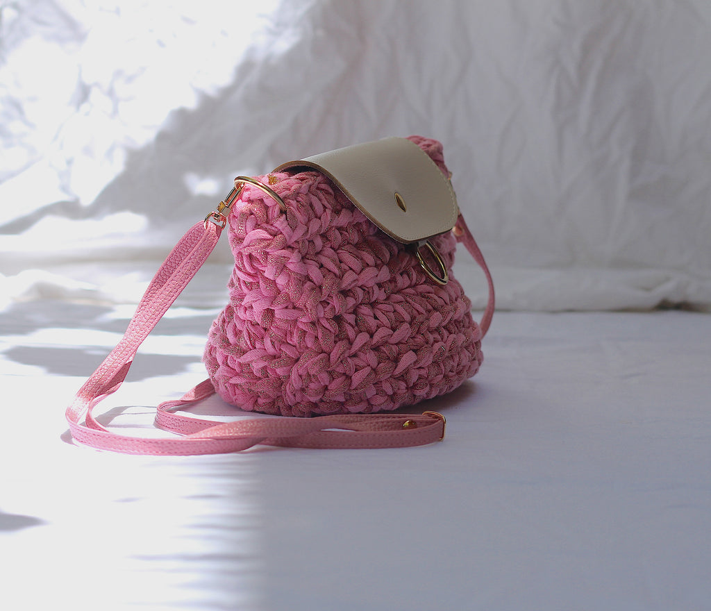 Sac bandoulière au crochet rose