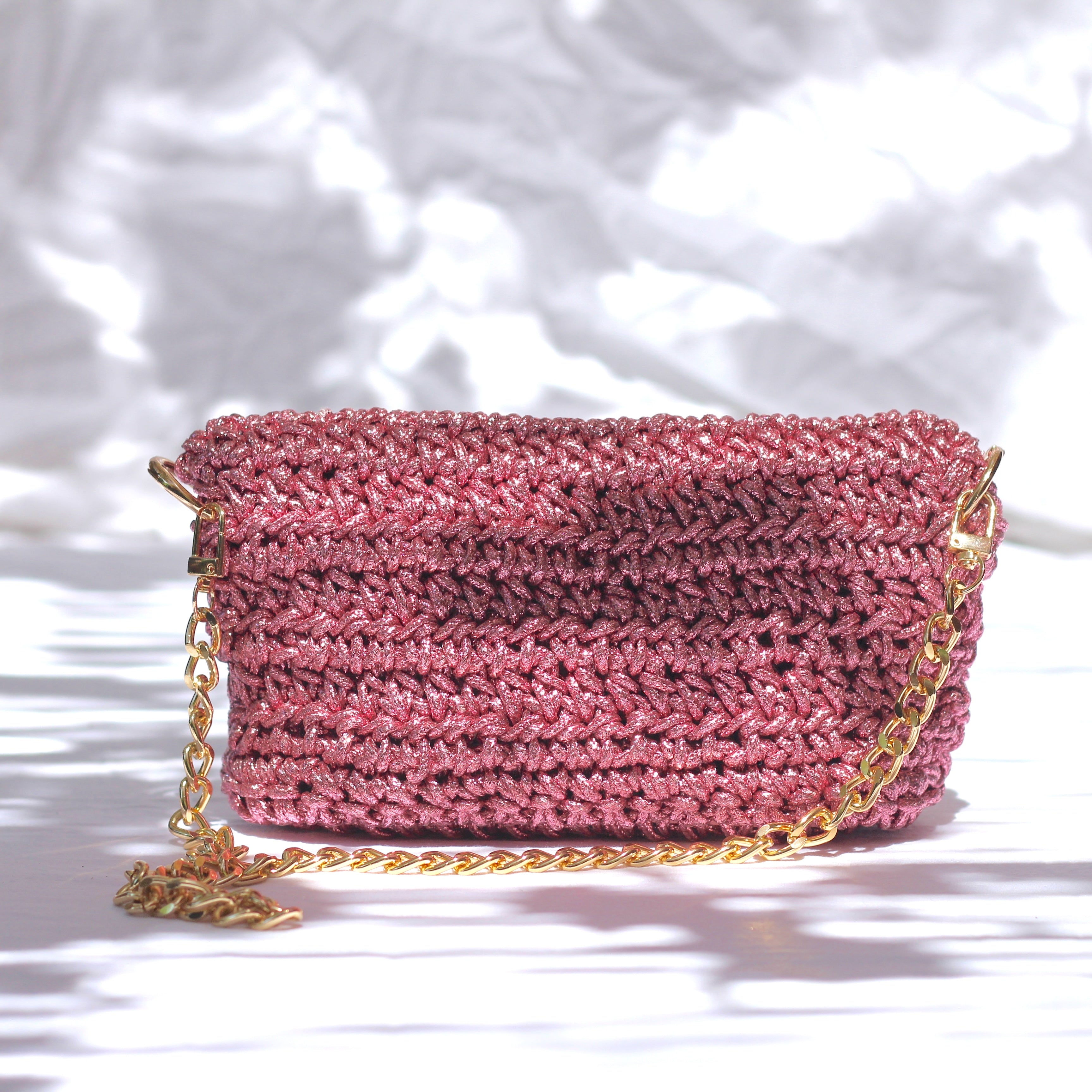 Sac bandoulière au crochet rose métallisé