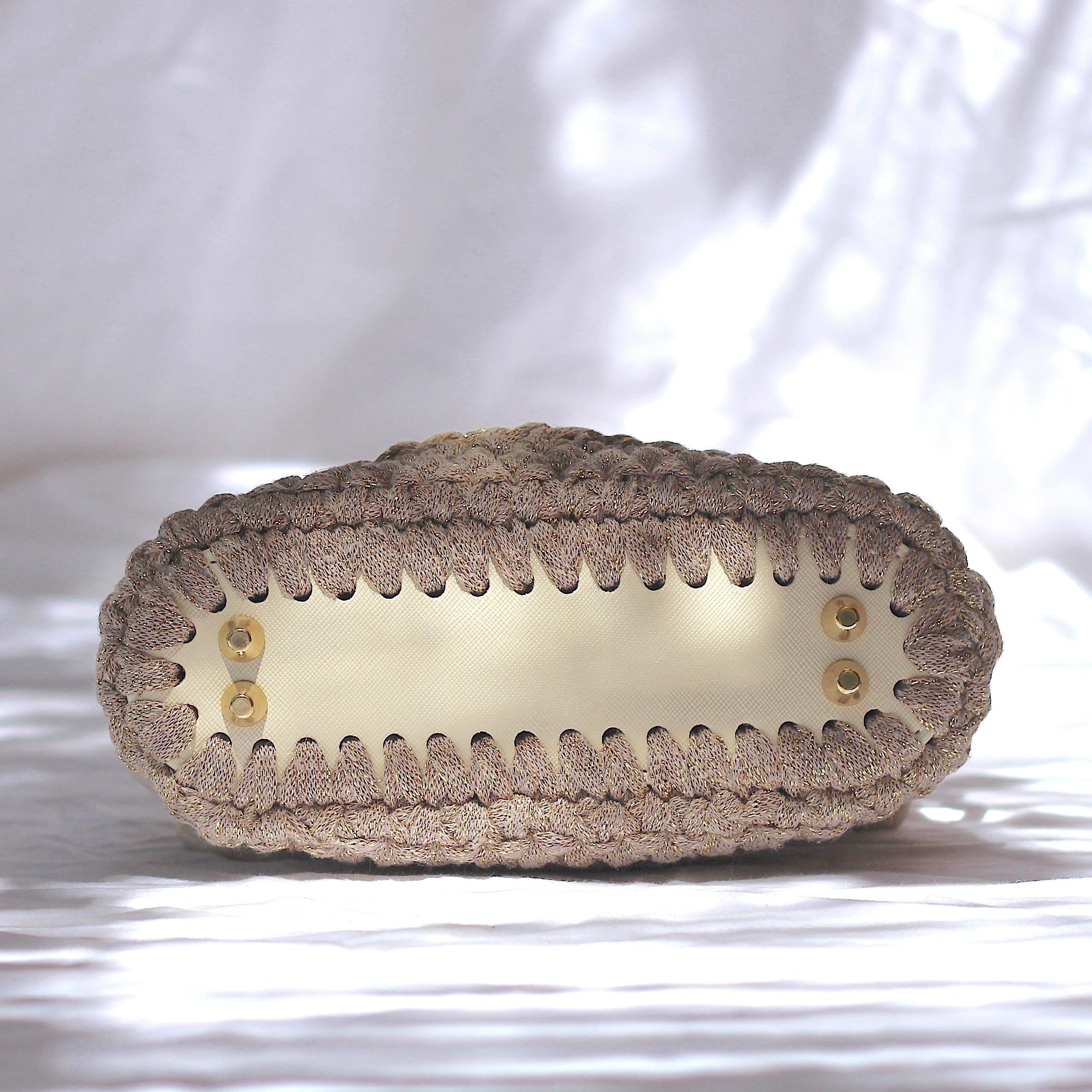 Petit sac bandoulière au crochet beige lurex doré