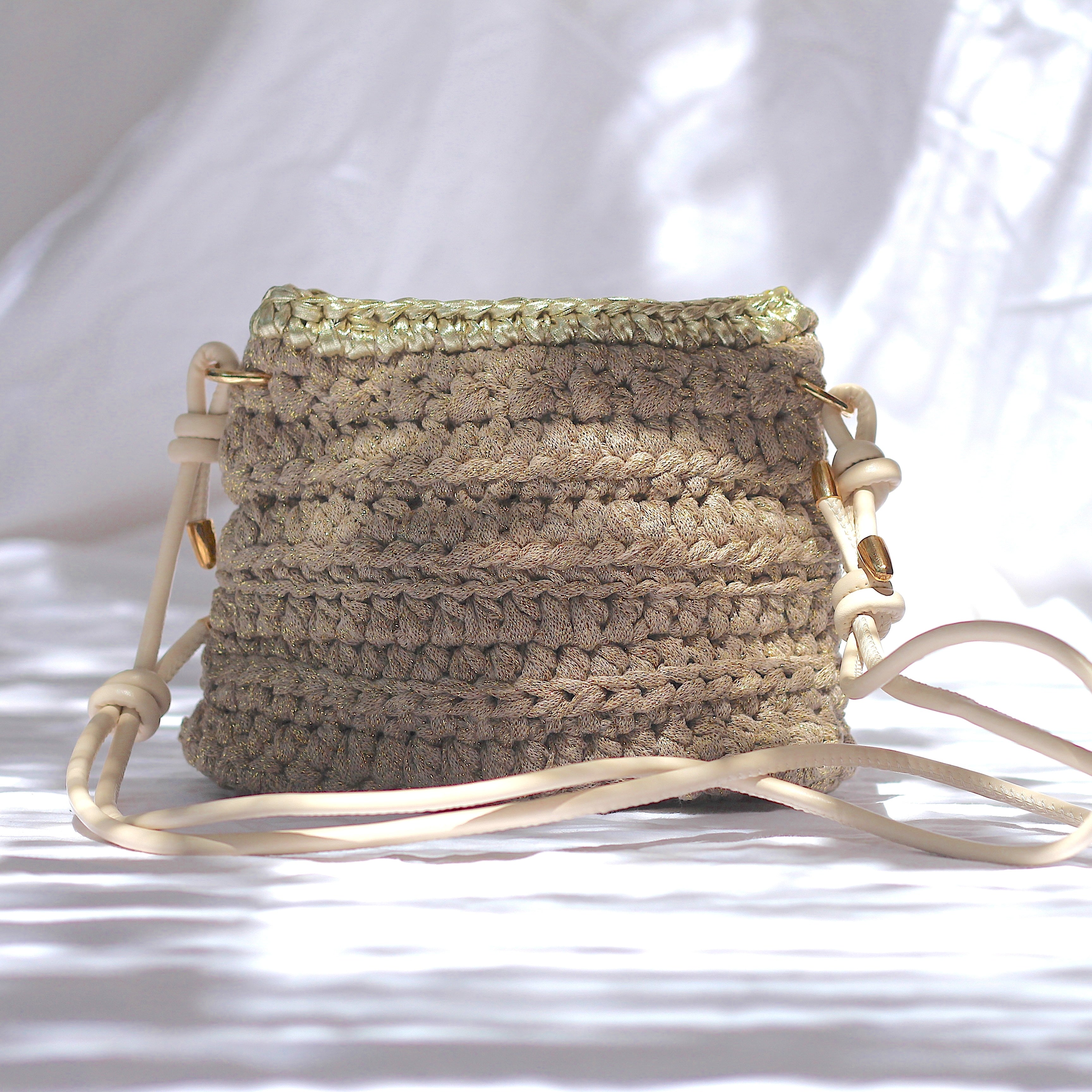 Petit sac bandoulière au crochet beige lurex doré