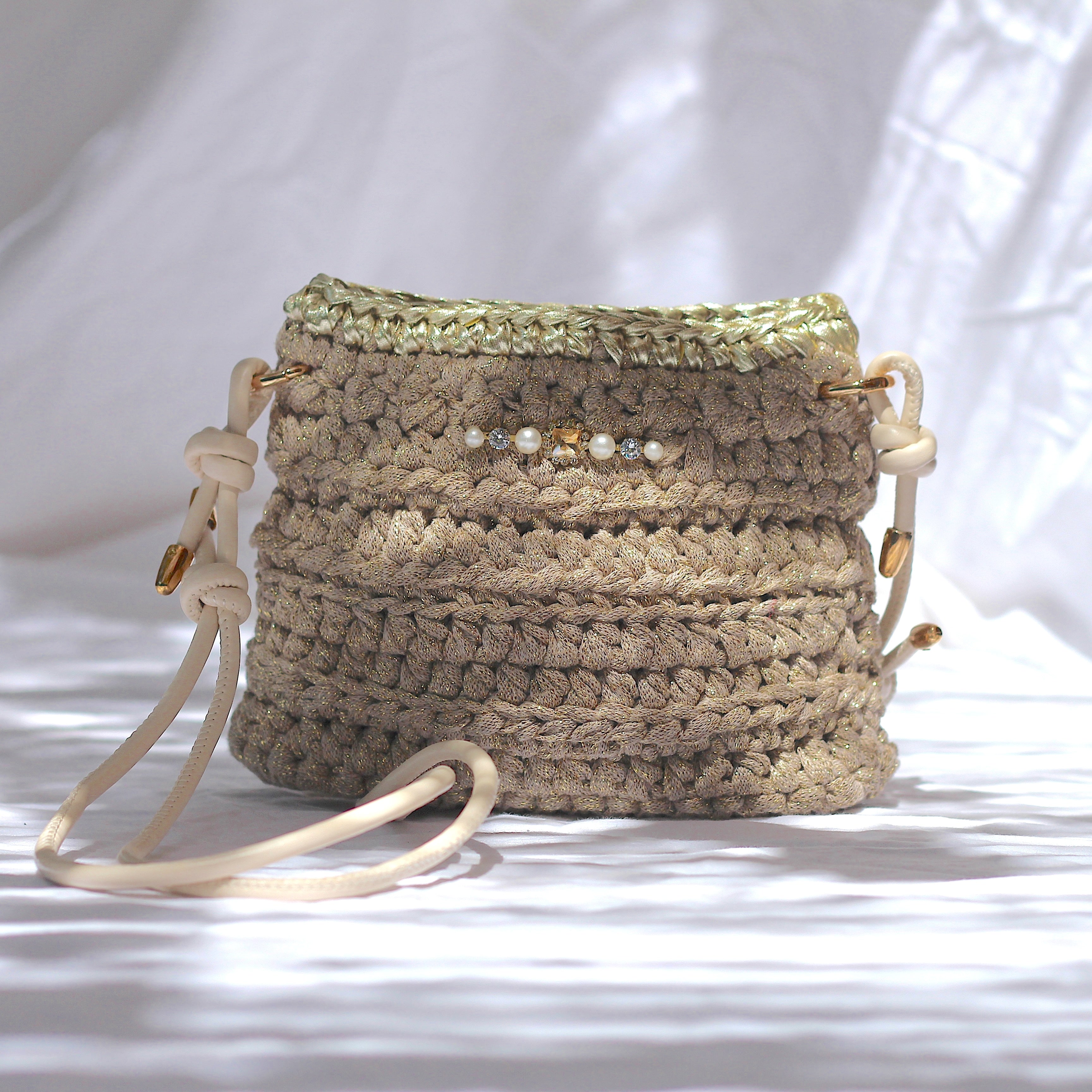 Petit sac bandoulière au crochet beige lurex doré
