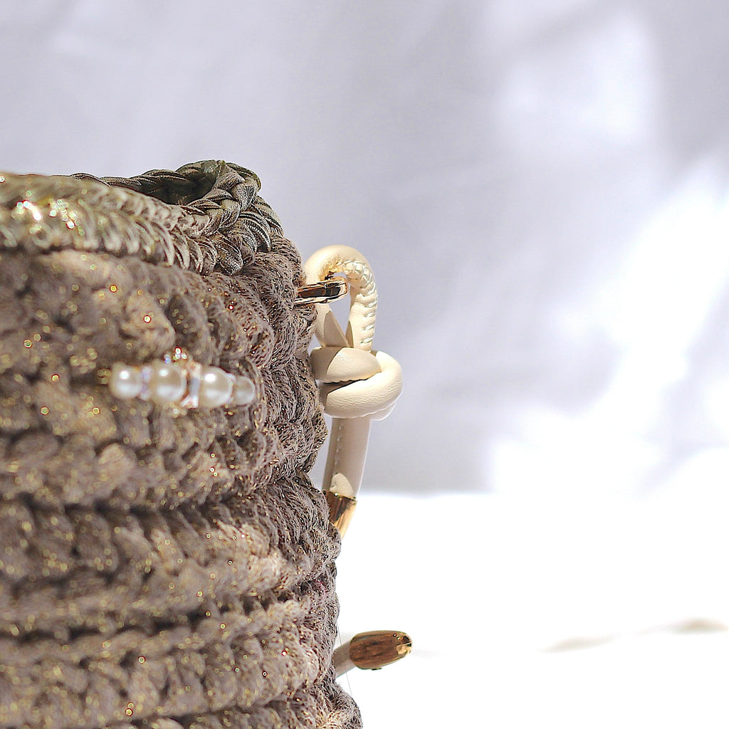 Petit sac bandoulière au crochet beige lurex doré