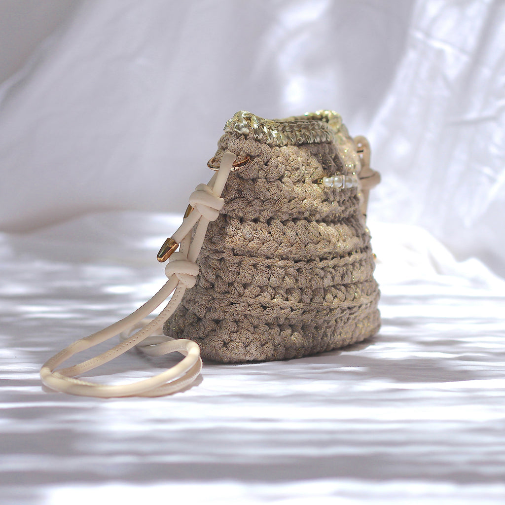 Petit sac bandoulière au crochet beige lurex doré