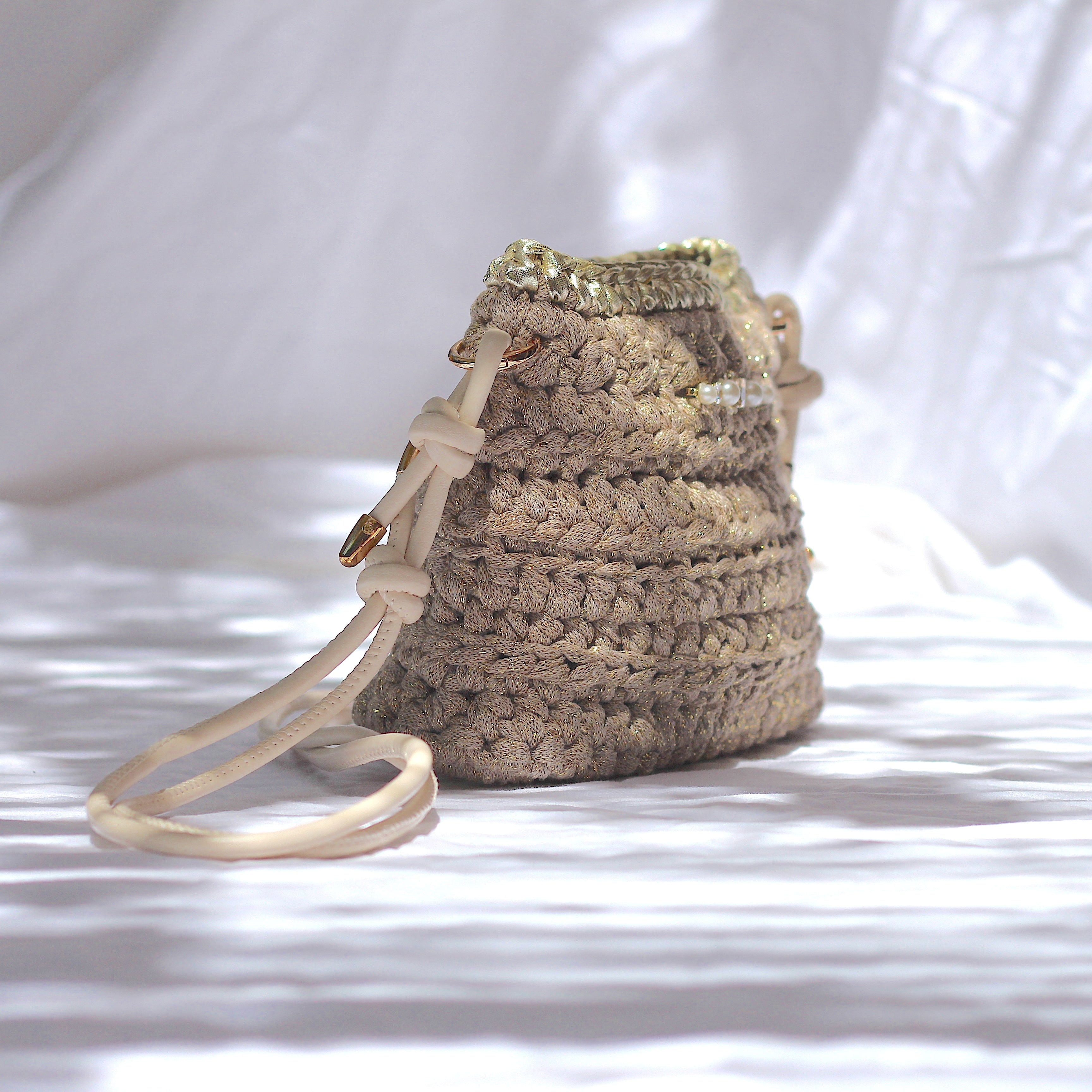 Petit sac bandoulière au crochet beige lurex doré