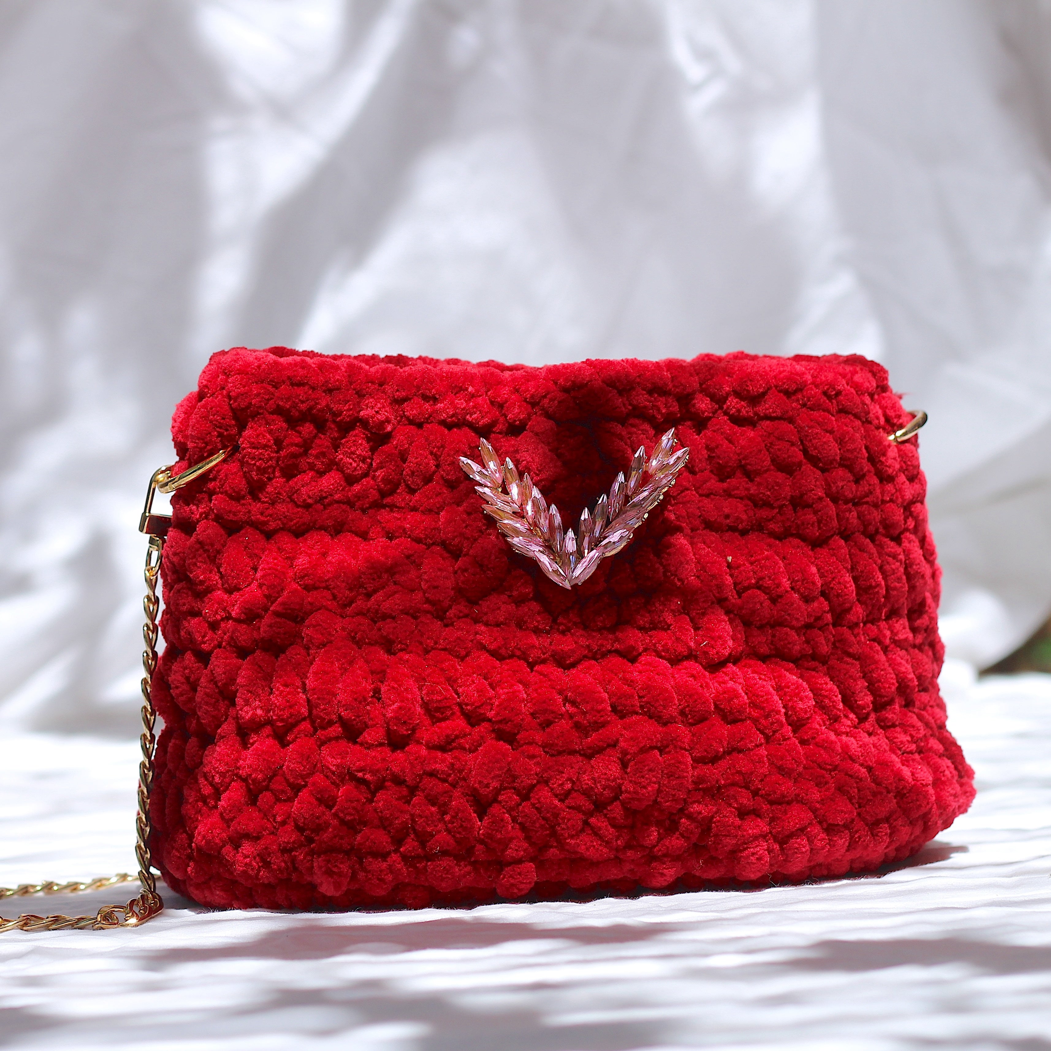 Sac bandoulière au crochet velours rouge
