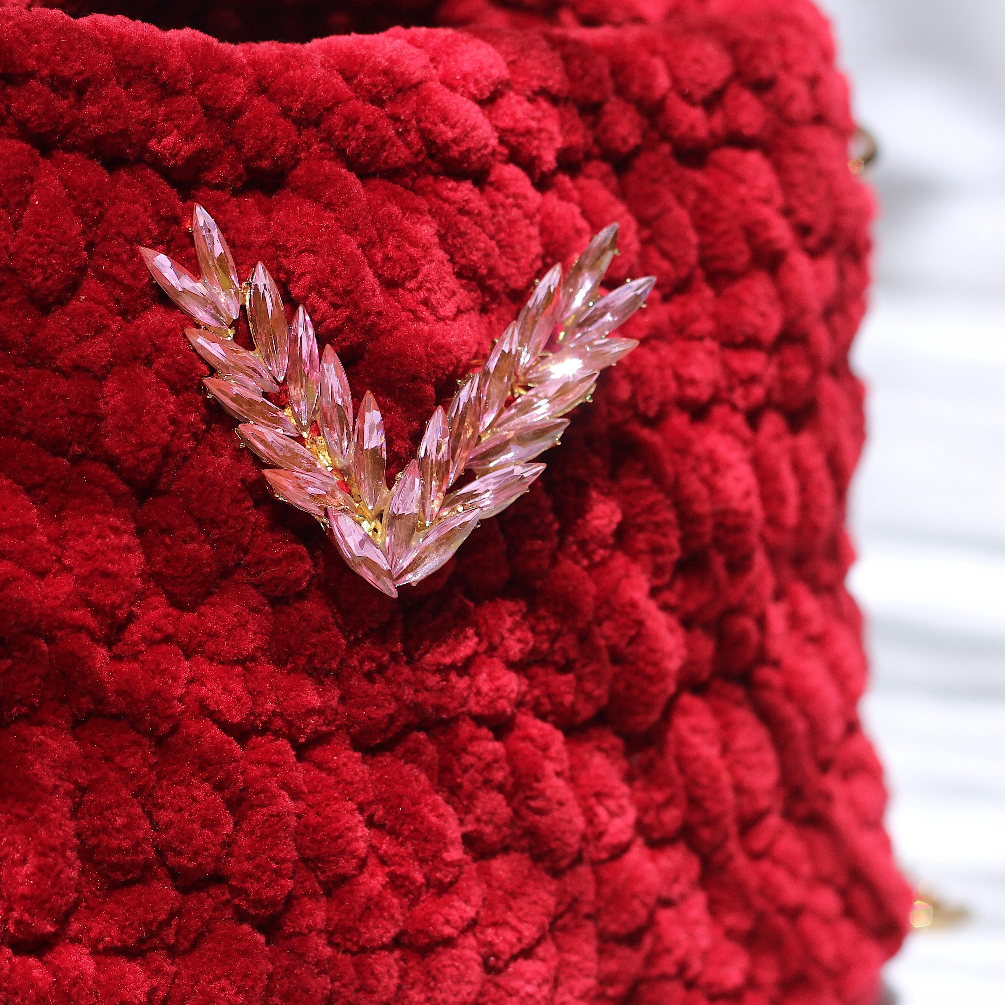 Sac bandoulière au crochet velours rouge