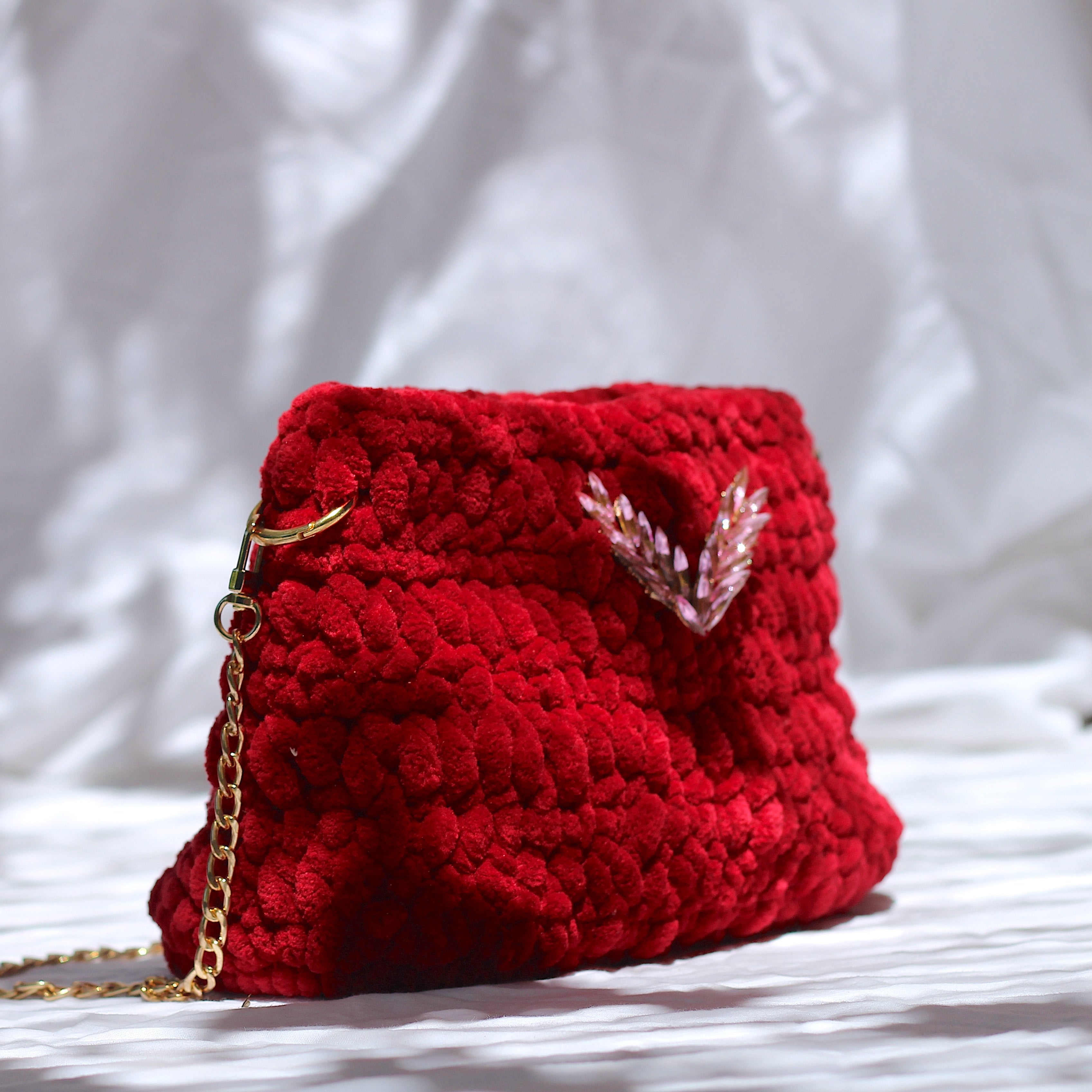 Sac bandoulière au crochet velours rouge