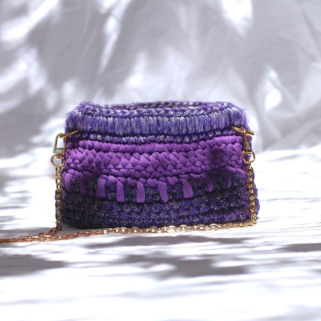 Petit sac bandoulière au crochet trio de fils violets métallisés