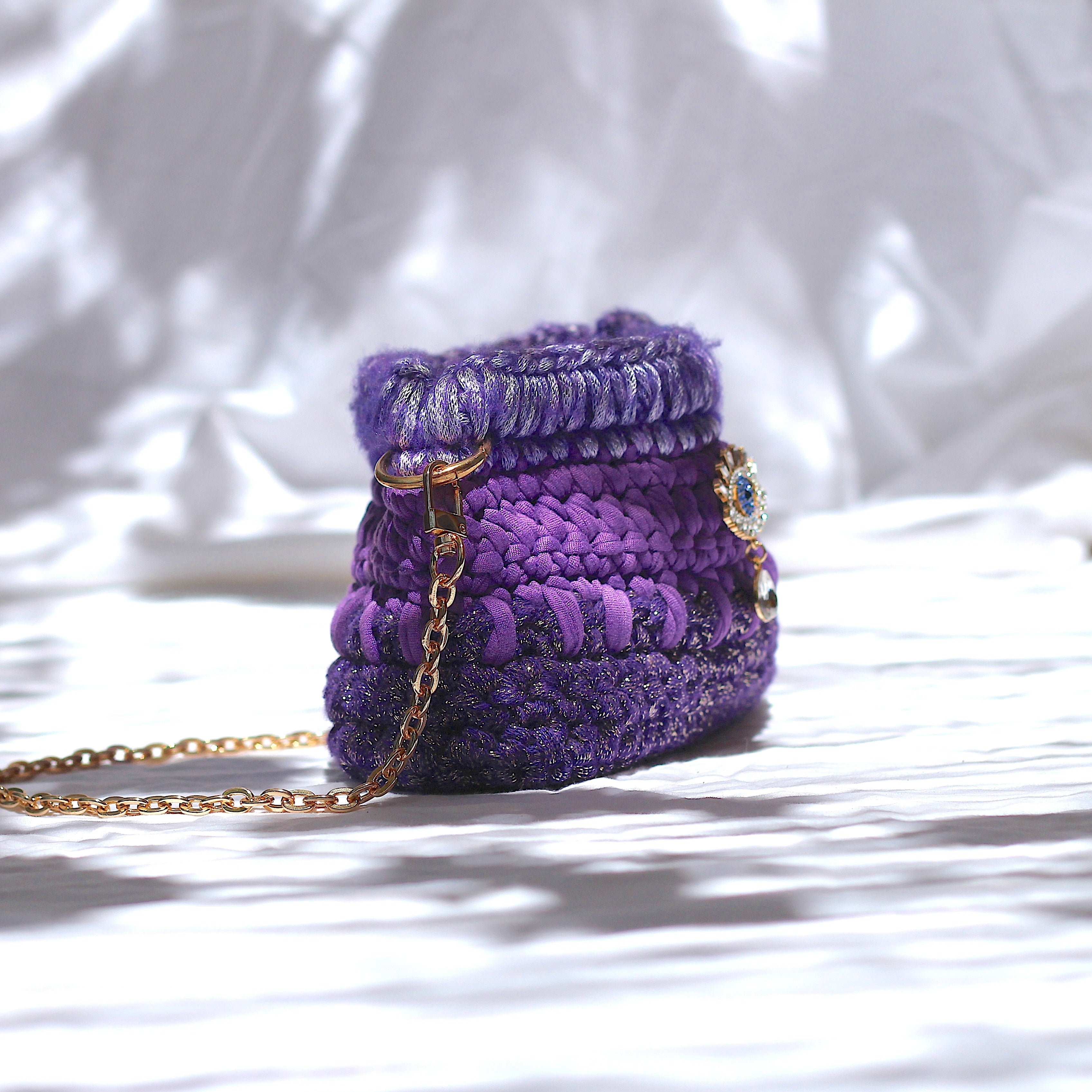 Petit sac bandoulière au crochet trio de fils violets métallisés