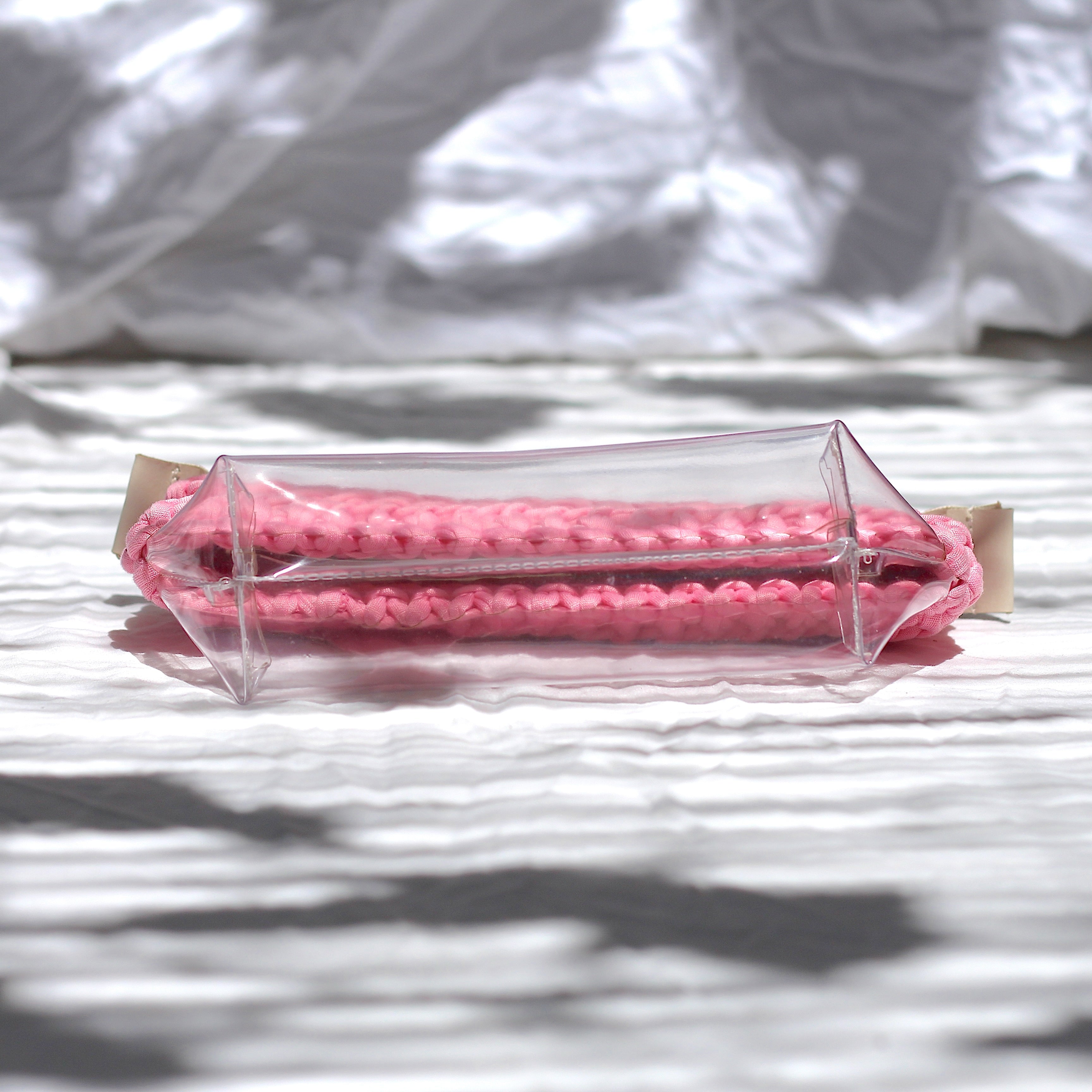 Trousse au crochet rose et fond transparent