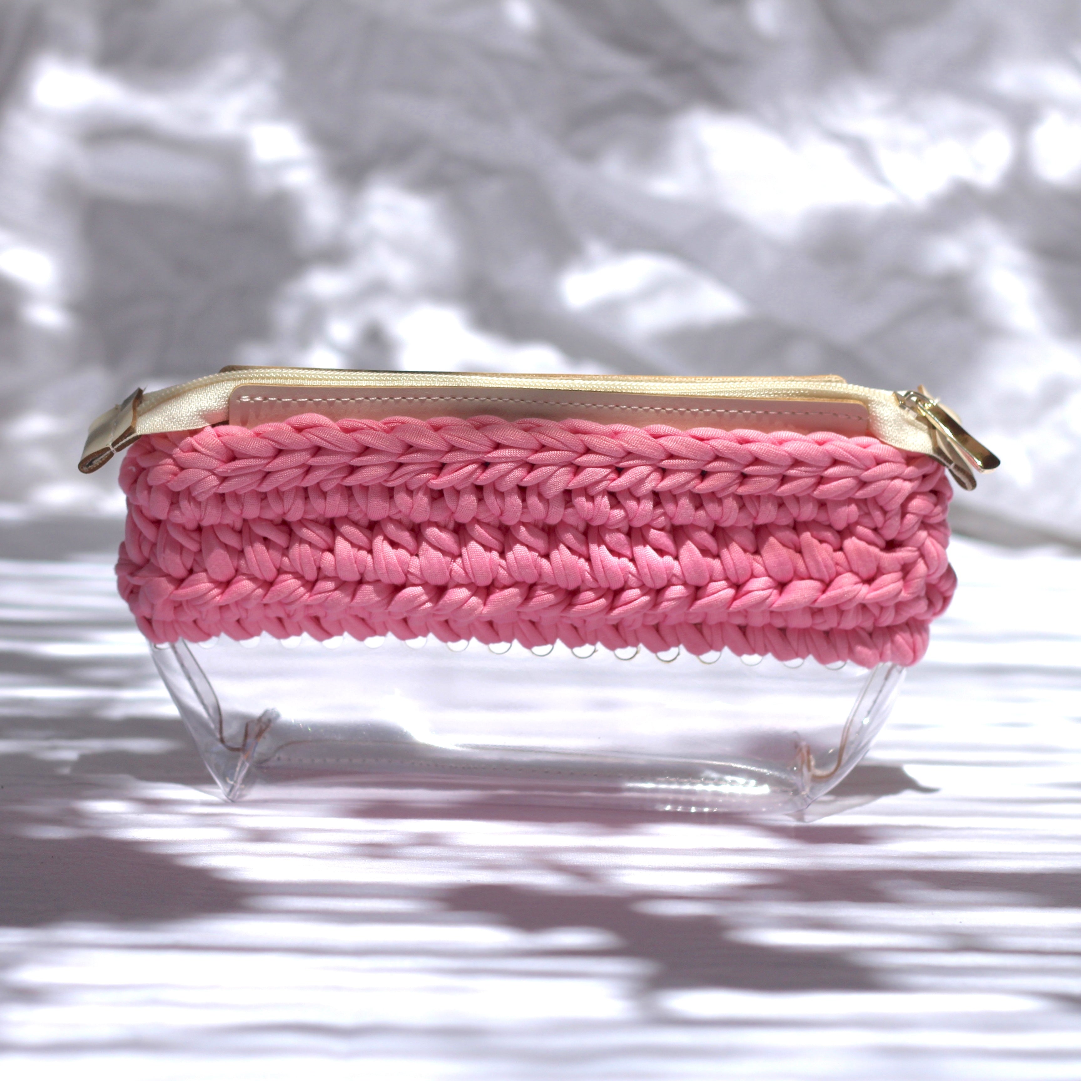 Trousse au crochet rose et fond transparent