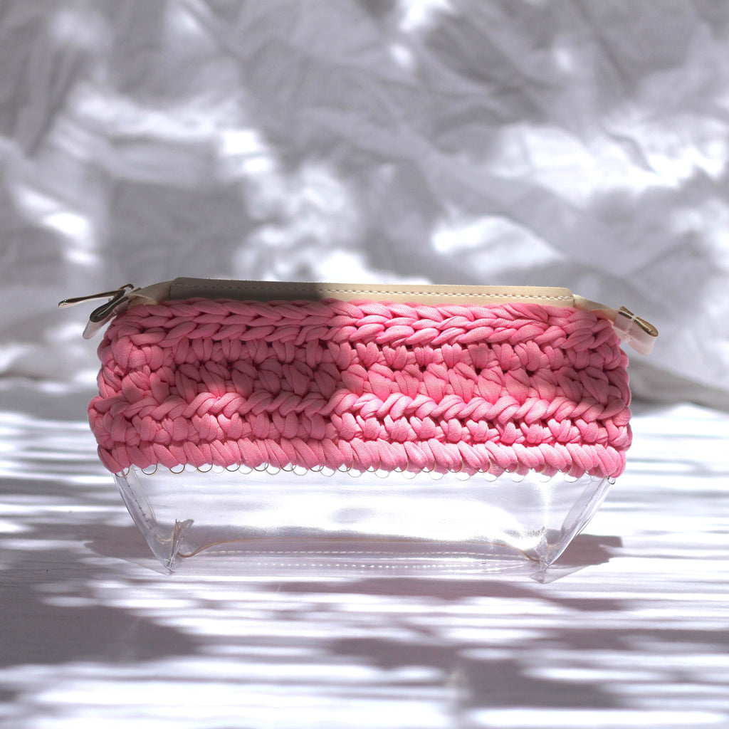 Trousse au crochet rose et fond transparent