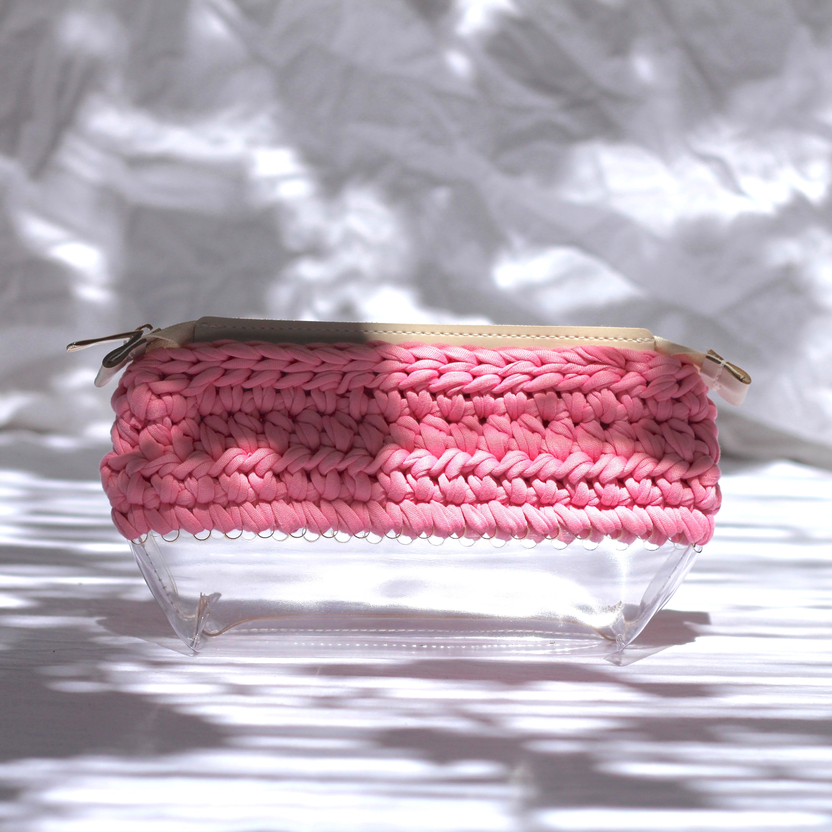 Trousse au crochet rose et fond transparent