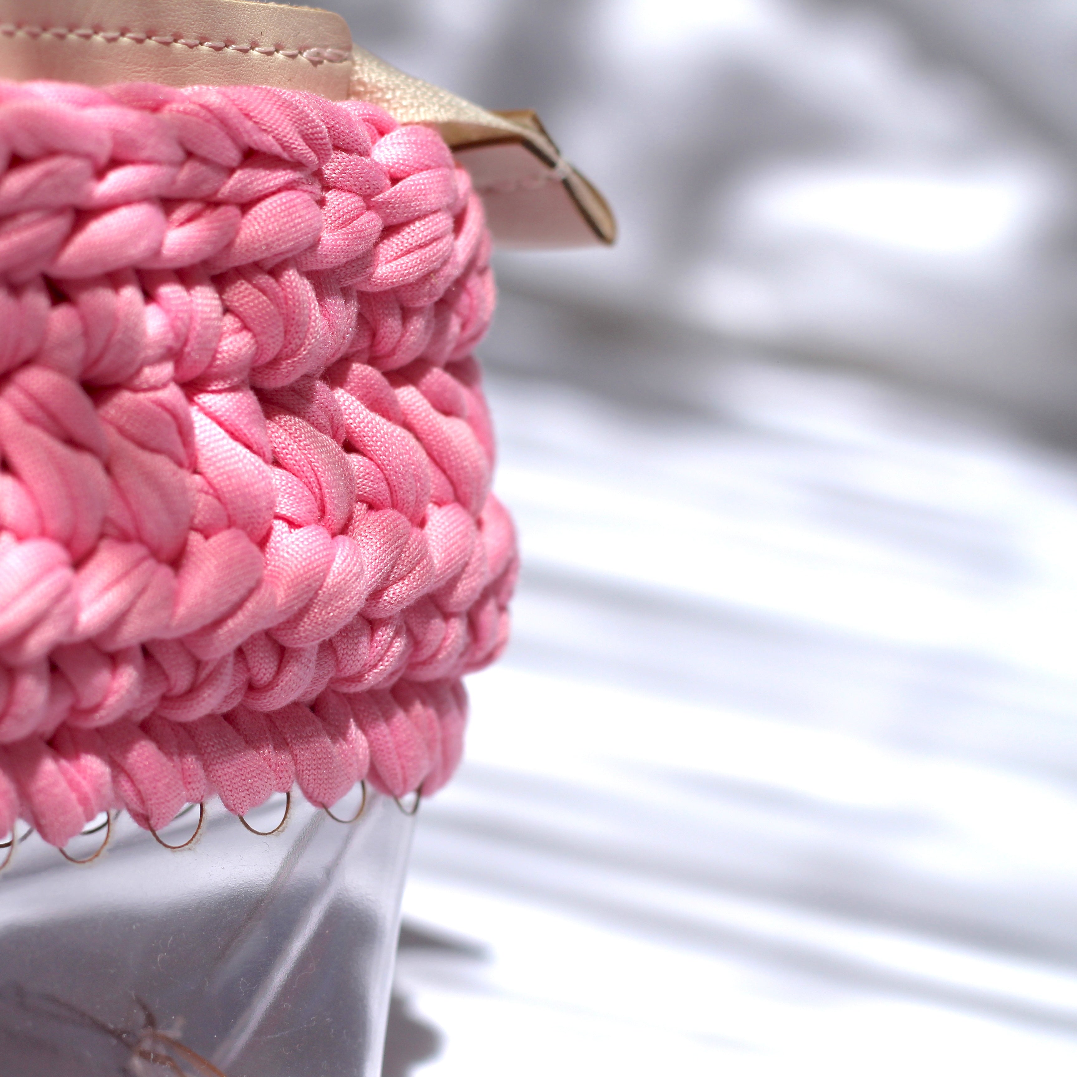 Trousse au crochet rose et fond transparent