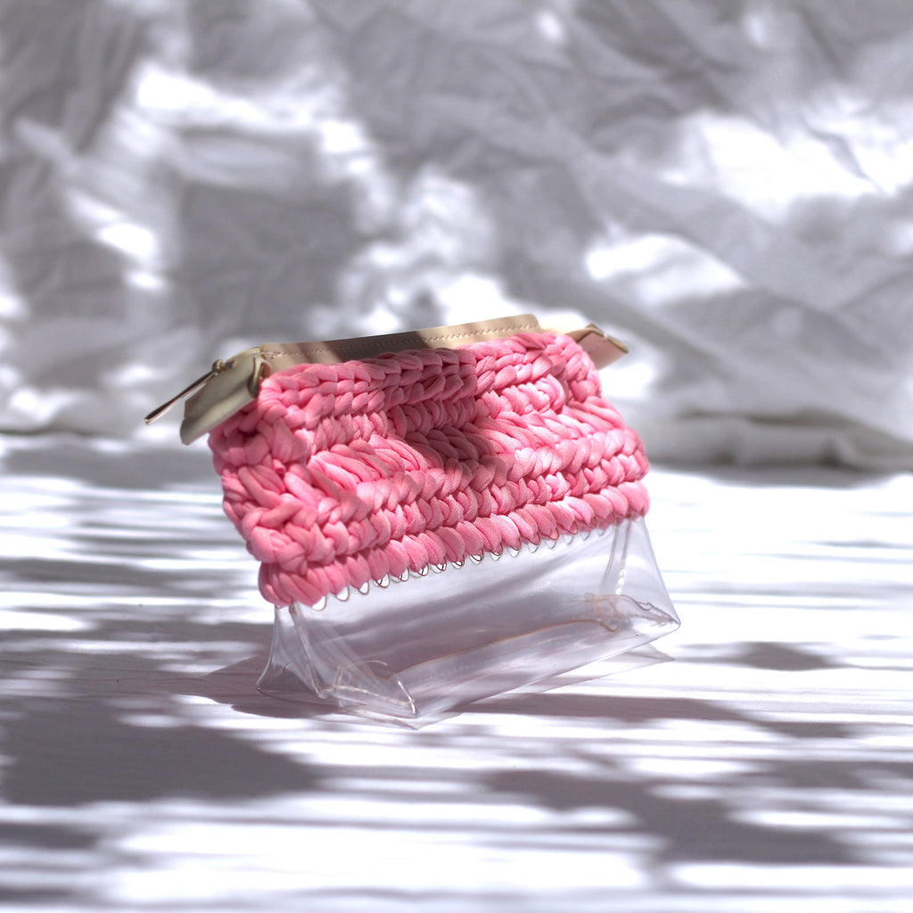 Trousse au crochet rose et fond transparent