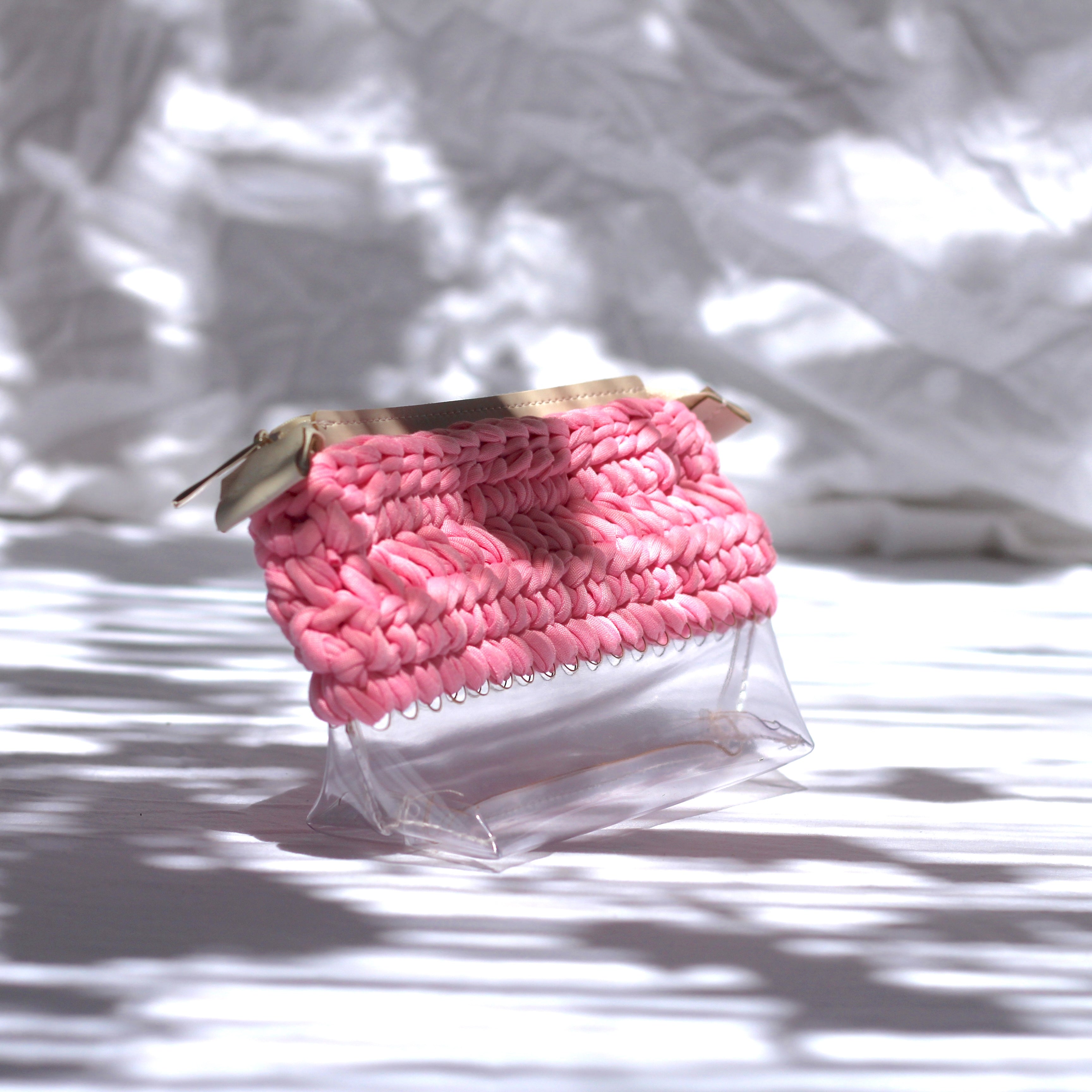 Trousse au crochet rose et fond transparent
