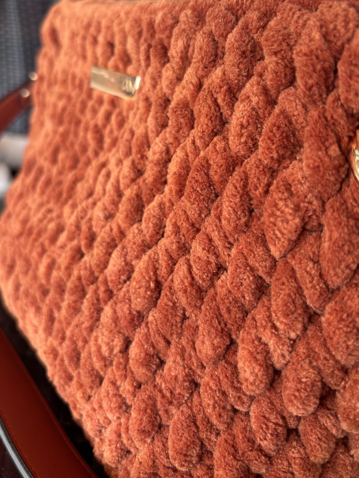 Sac  au crochet en velours camel. Fait main en France
