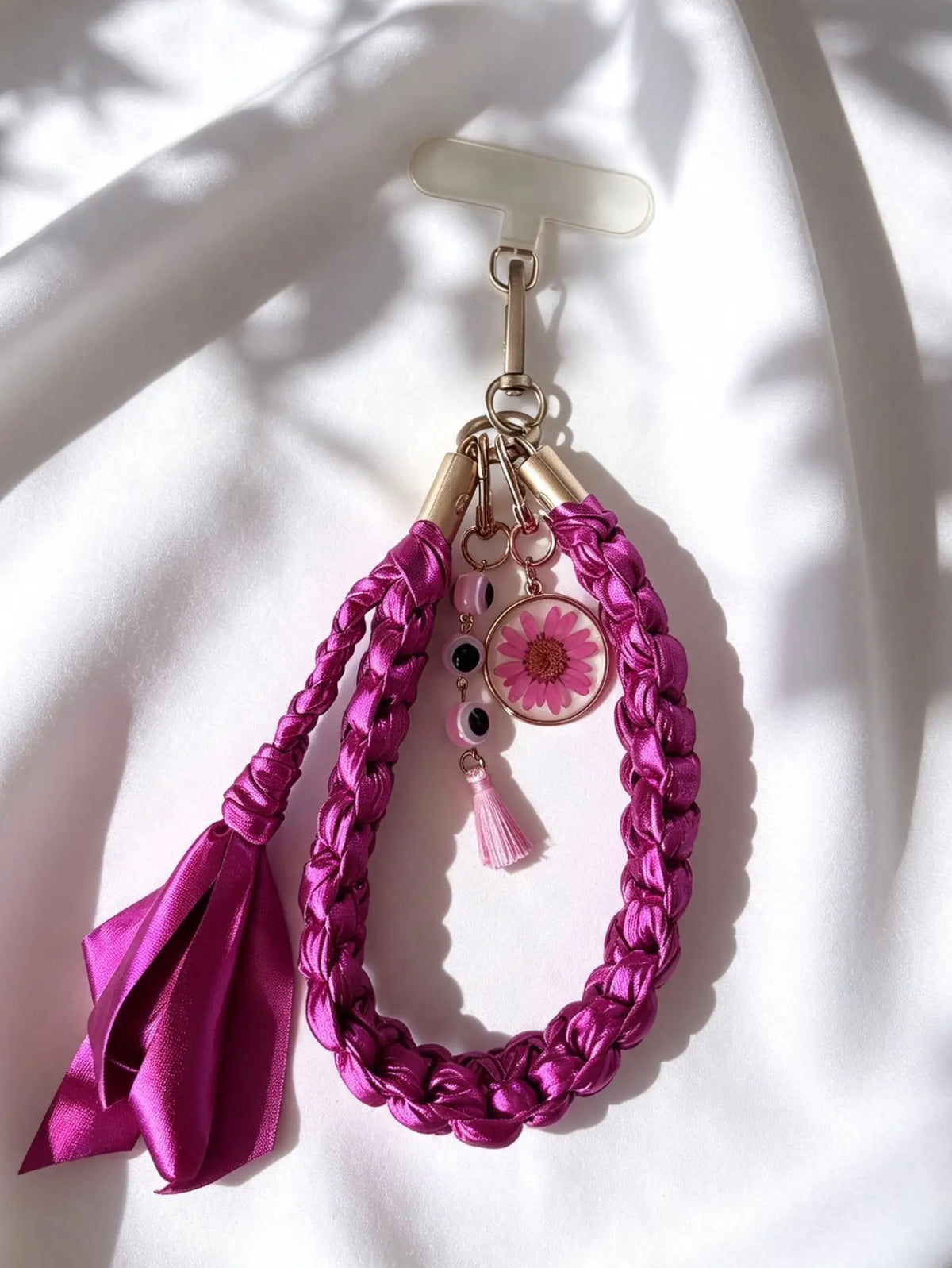 Grigri de sac, téléphone et clés en macramé rose métallisé. Fait main en France