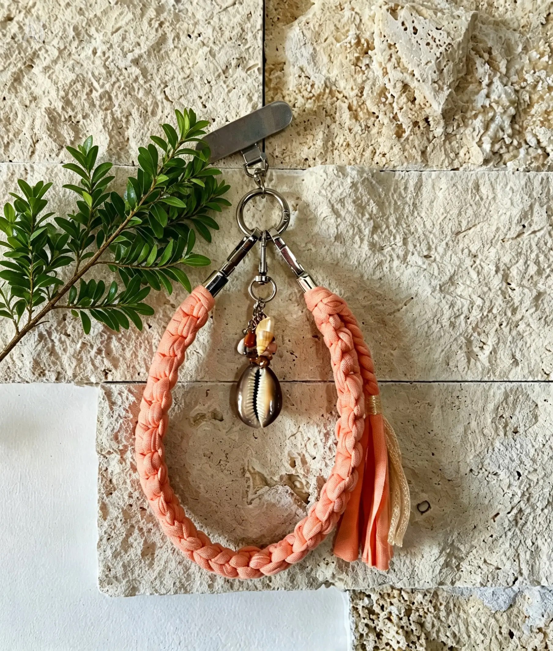 Grigri en macramé corail