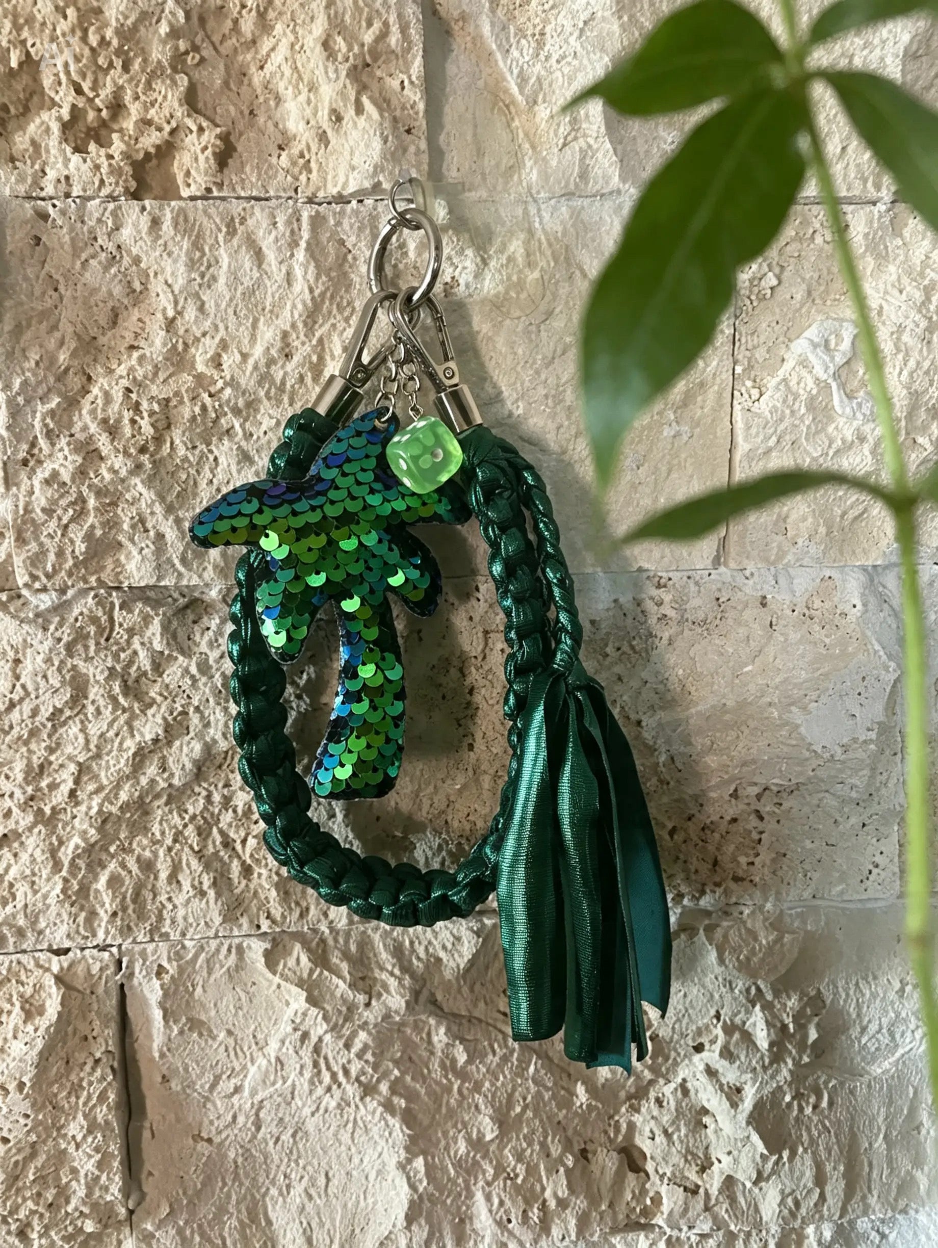 Grigri en macramé vert brillant
