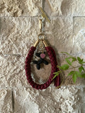 Grigri en macramé bordeaux et doré