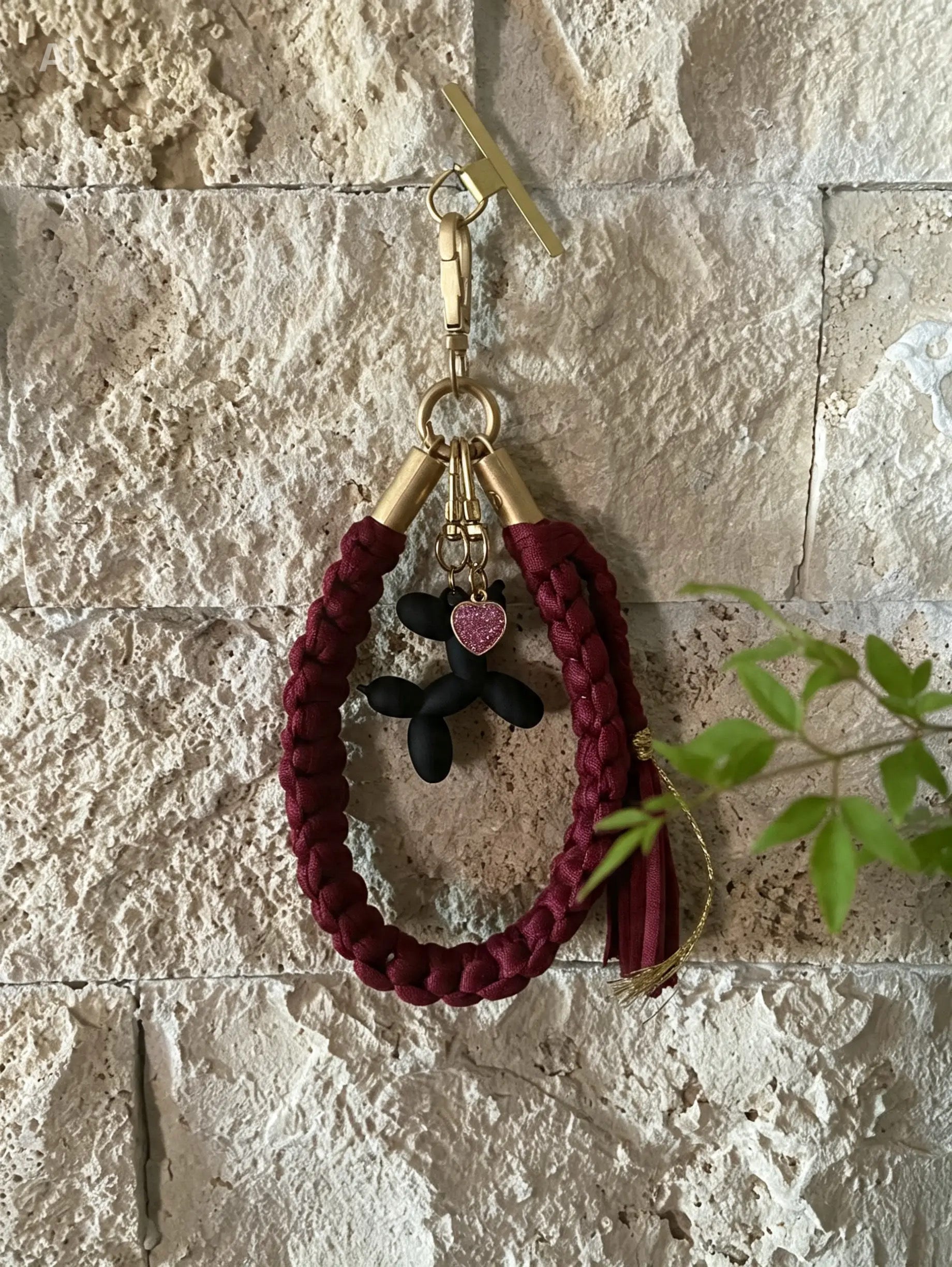 Grigri en macramé bordeaux et doré