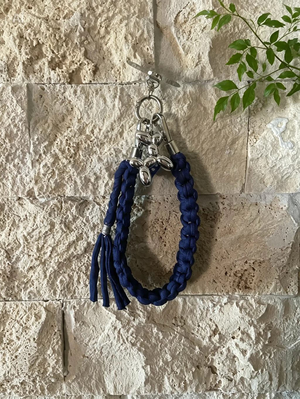 Grigri en macramé bleu marine