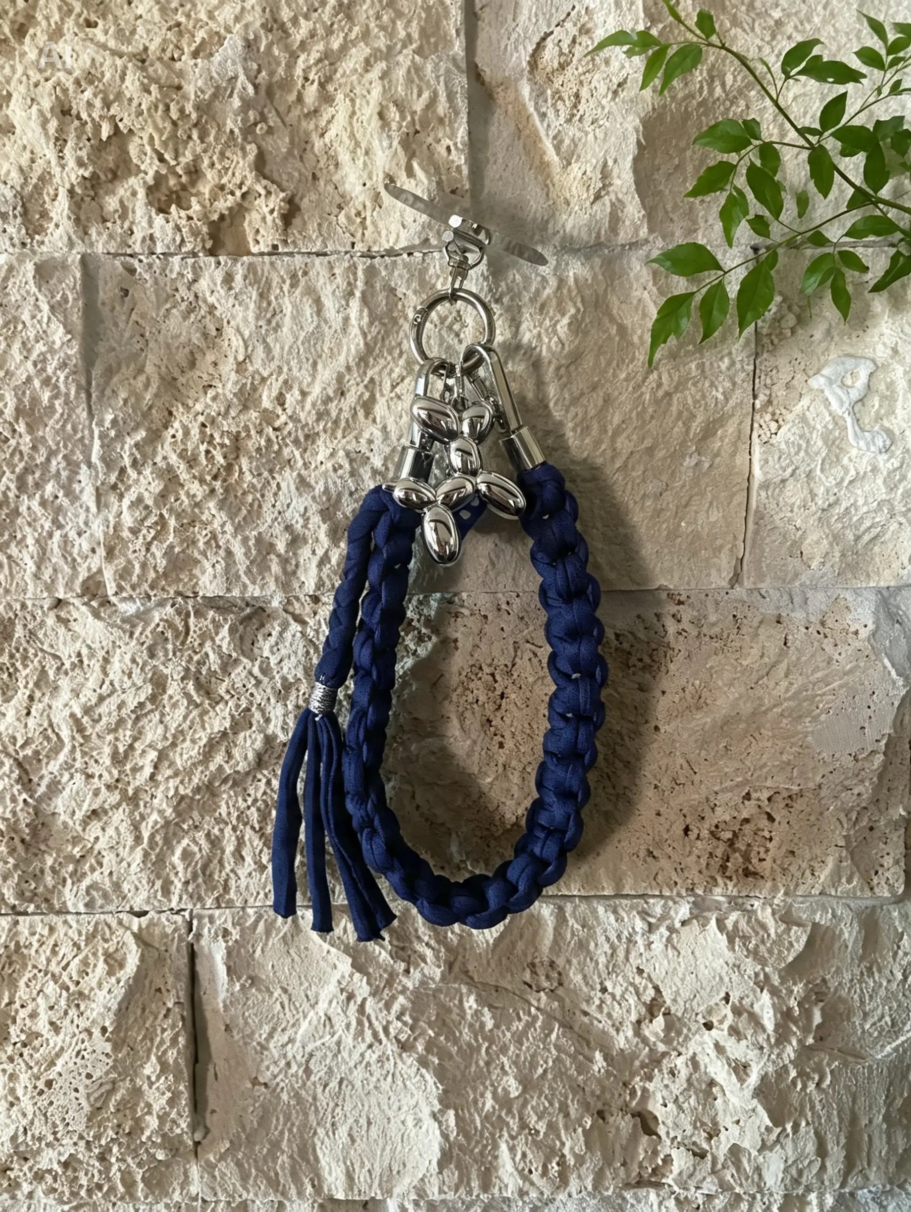 Grigri en macramé bleu marine