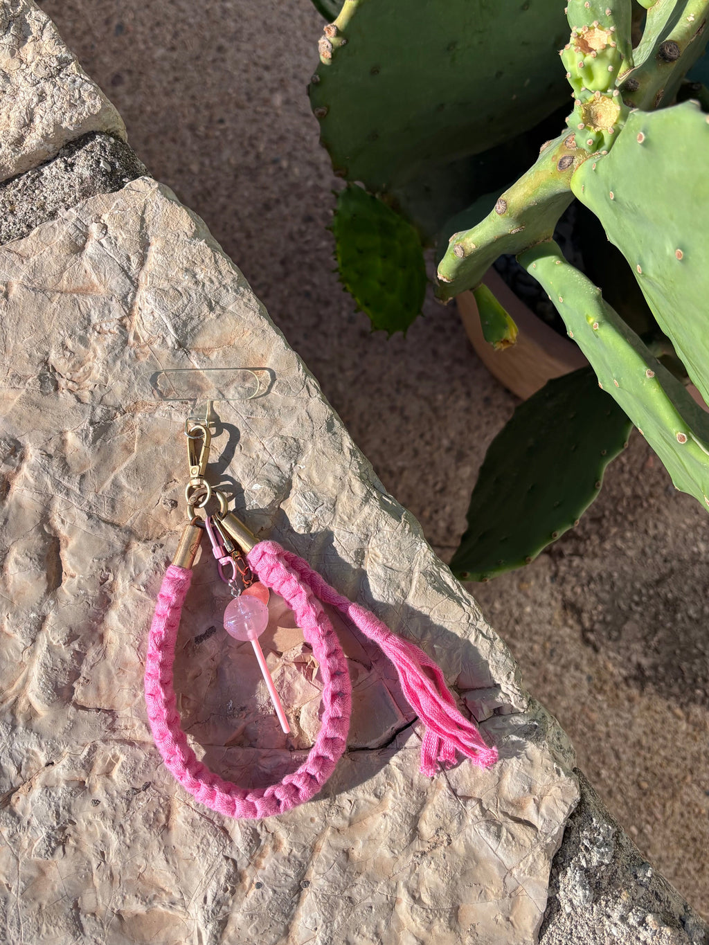 Grigri de sac, téléphone et clés en macramé rose fluo. Fait main en France