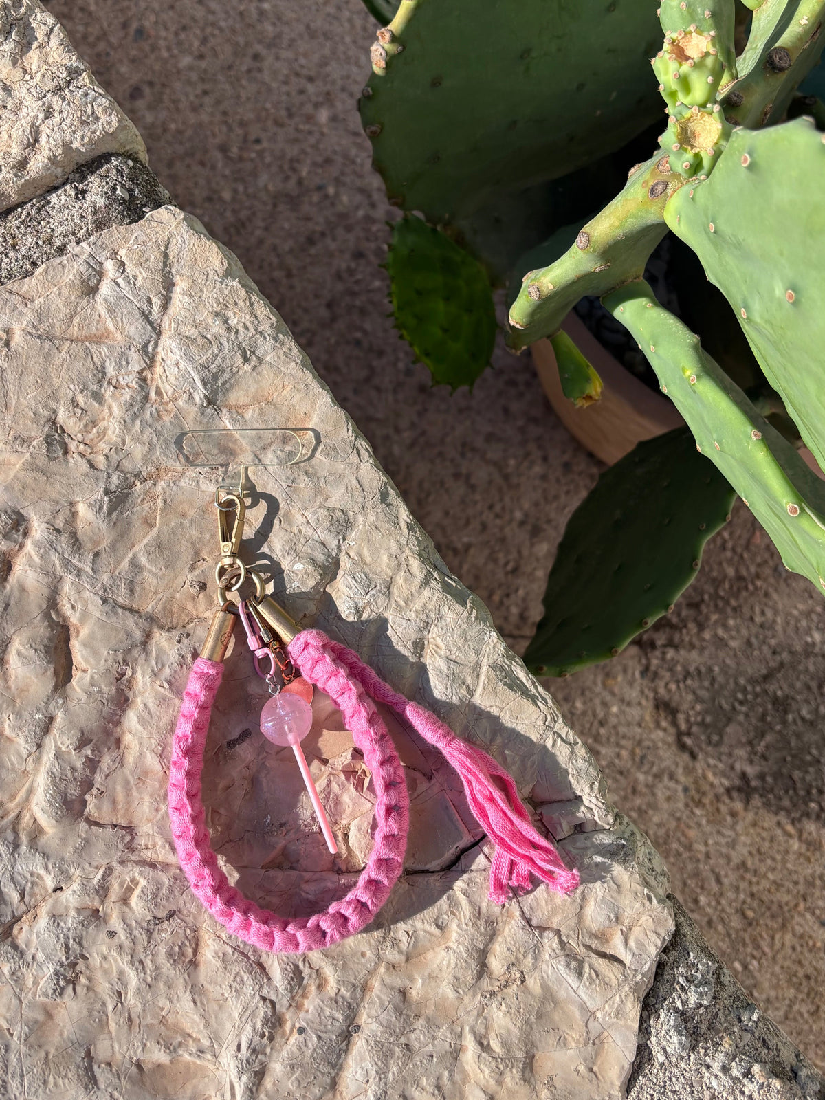 Grigri de sac, téléphone et clés en macramé rose fluo. Fait main en France