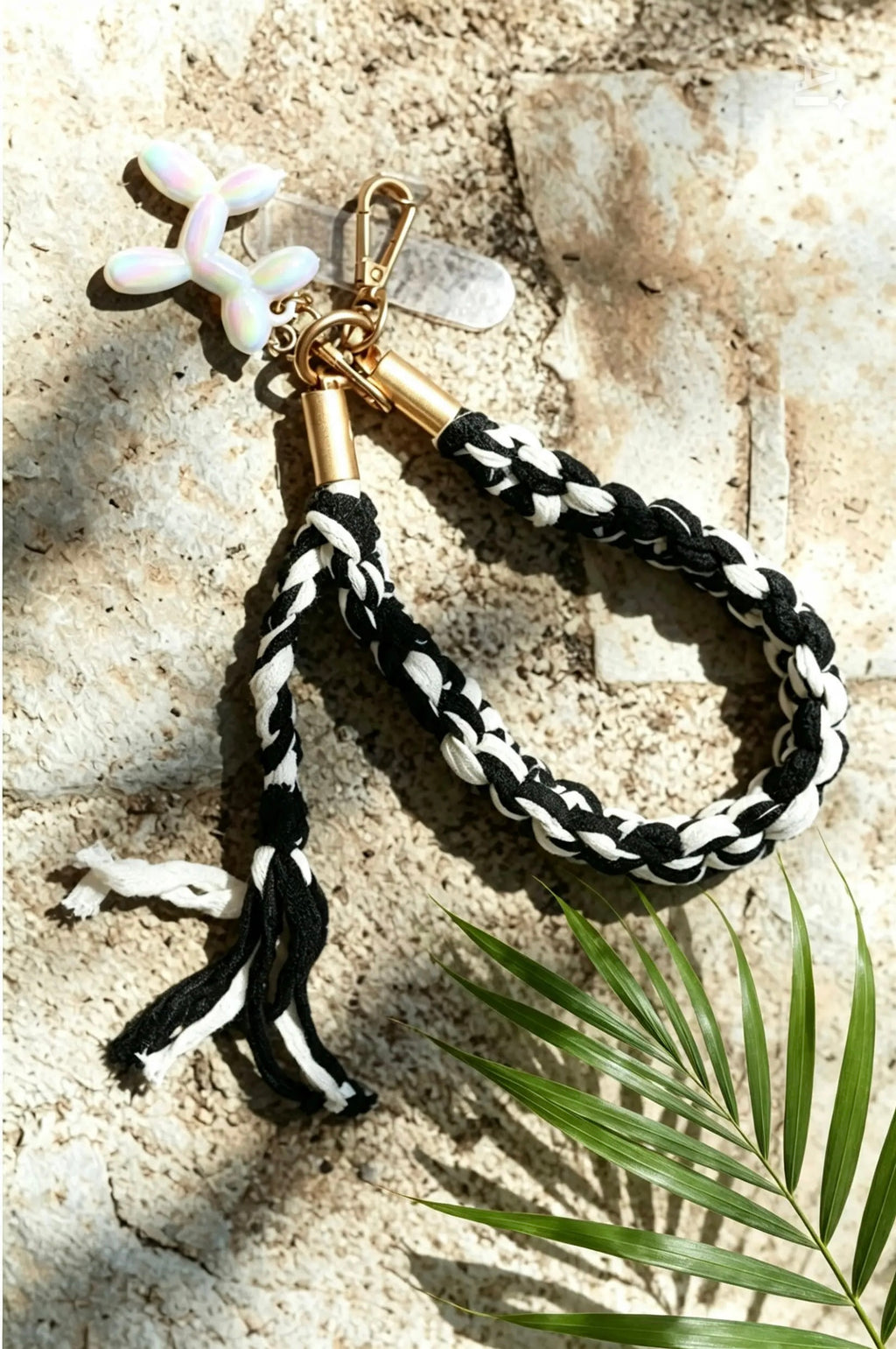 Grigri de sac, téléphone et clés en macramé noir et blanc. Fait main en France
