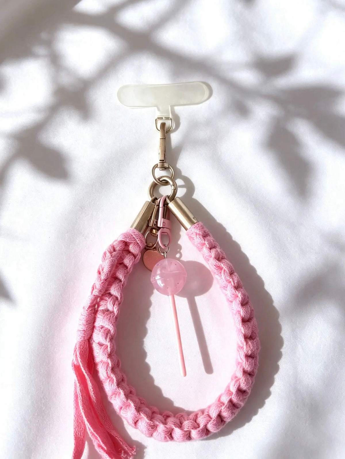 Grigri de sac, téléphone et clés en macramé rose fluo. Fait main en France