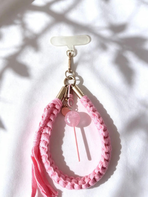 Grigri de sac, téléphone et clés en macramé rose fluo. Fait main en France
