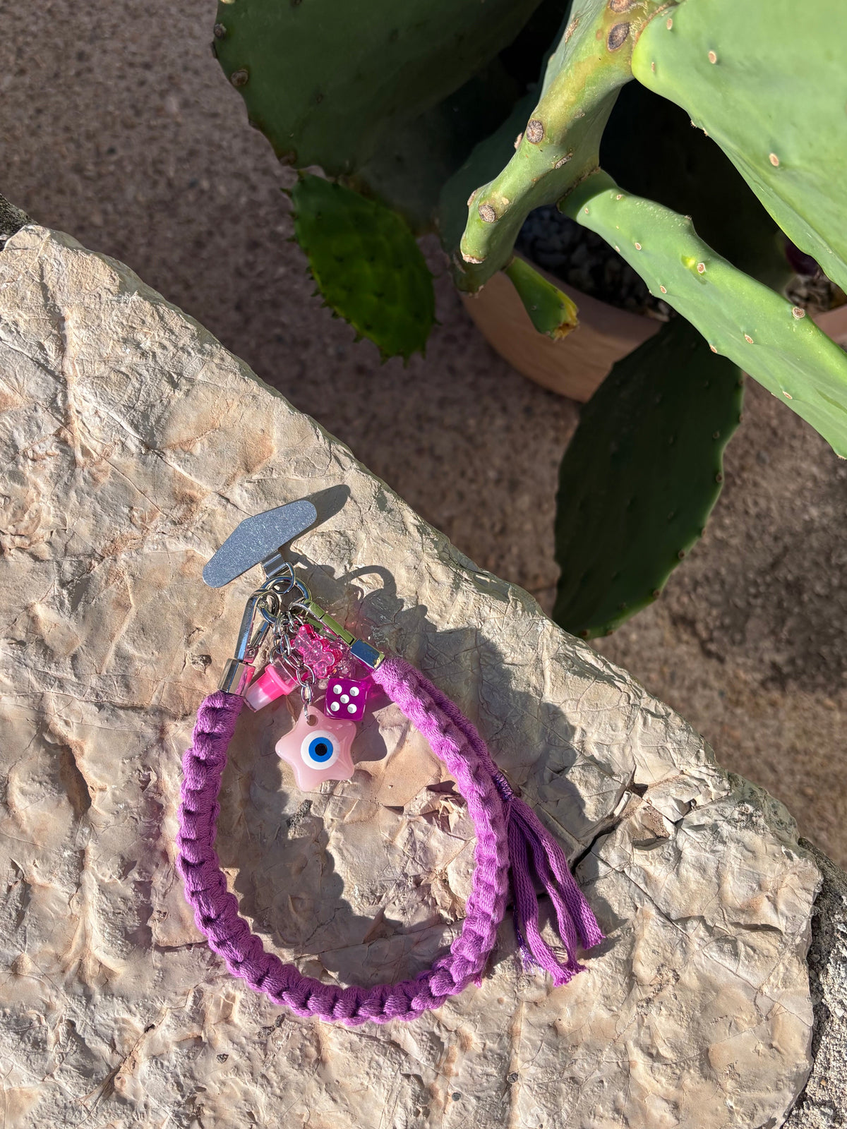 Grigri de sac, téléphone et clés en macramé lilas. Fait main en France
