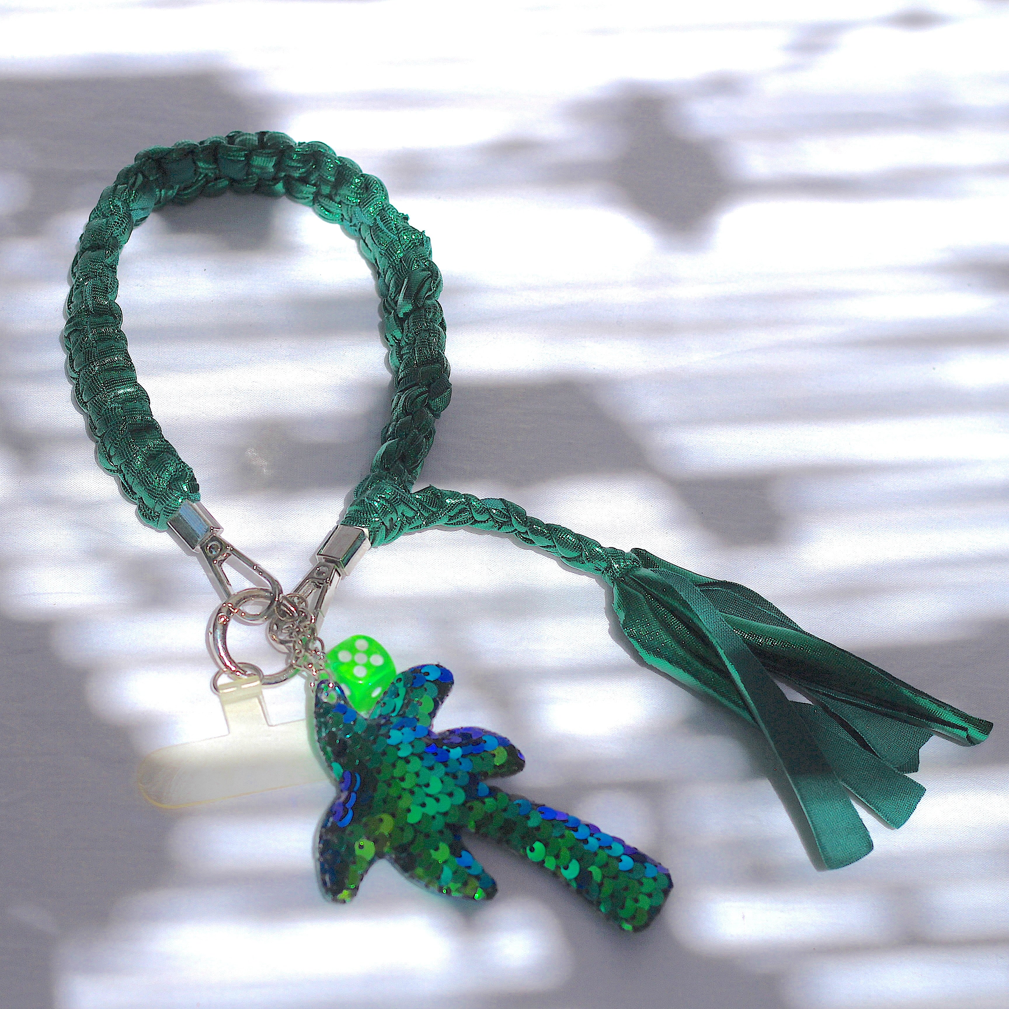Grigri en macramé vert brillant