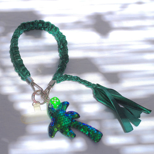 Grigri en macramé vert brillant