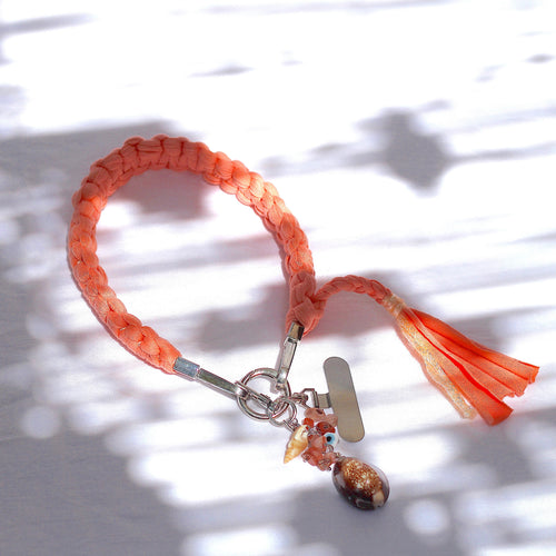 Grigri en macramé corail