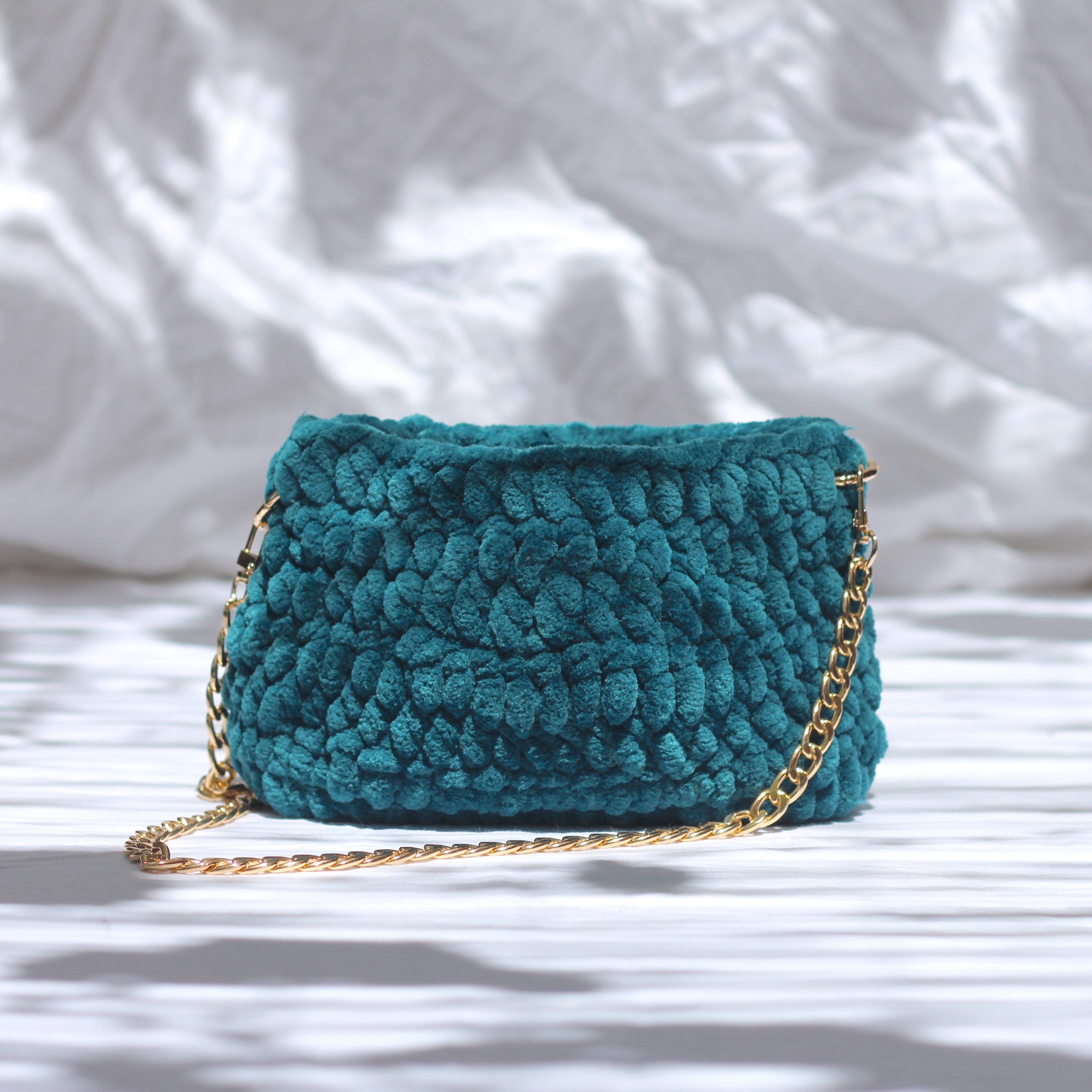 Mini sac bandoulière au crochet en velours vert sapin