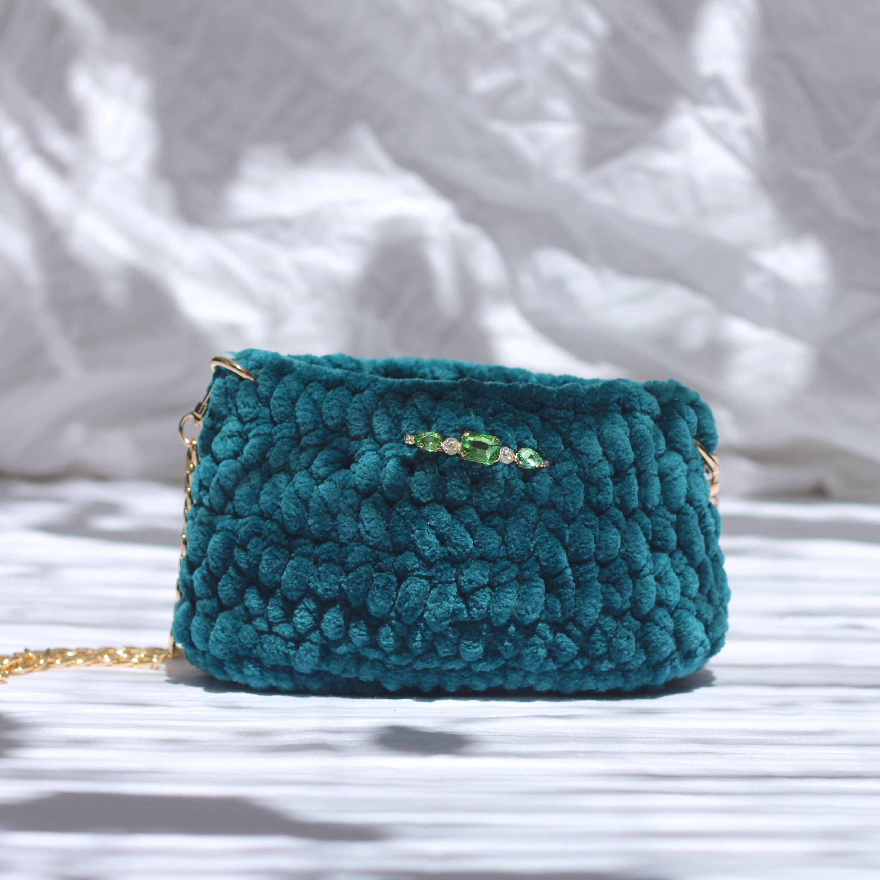Mini sac bandoulière au crochet en velours vert sapin