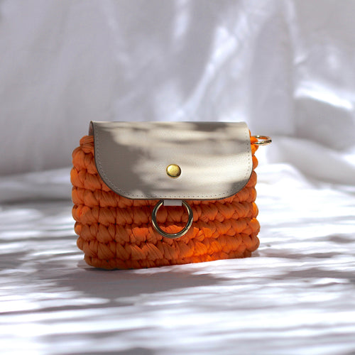 Mini pochette au crochet orange