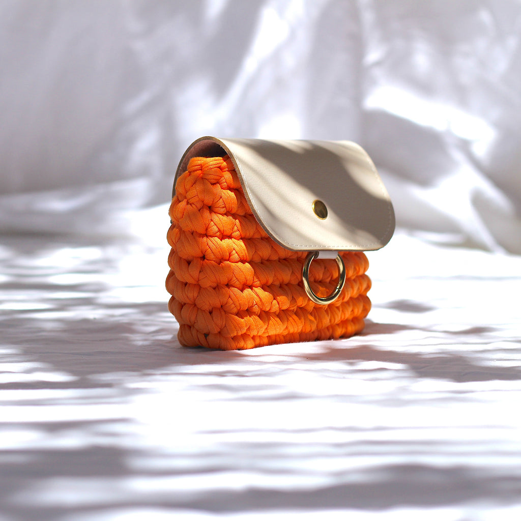 Mini pochette au crochet orange