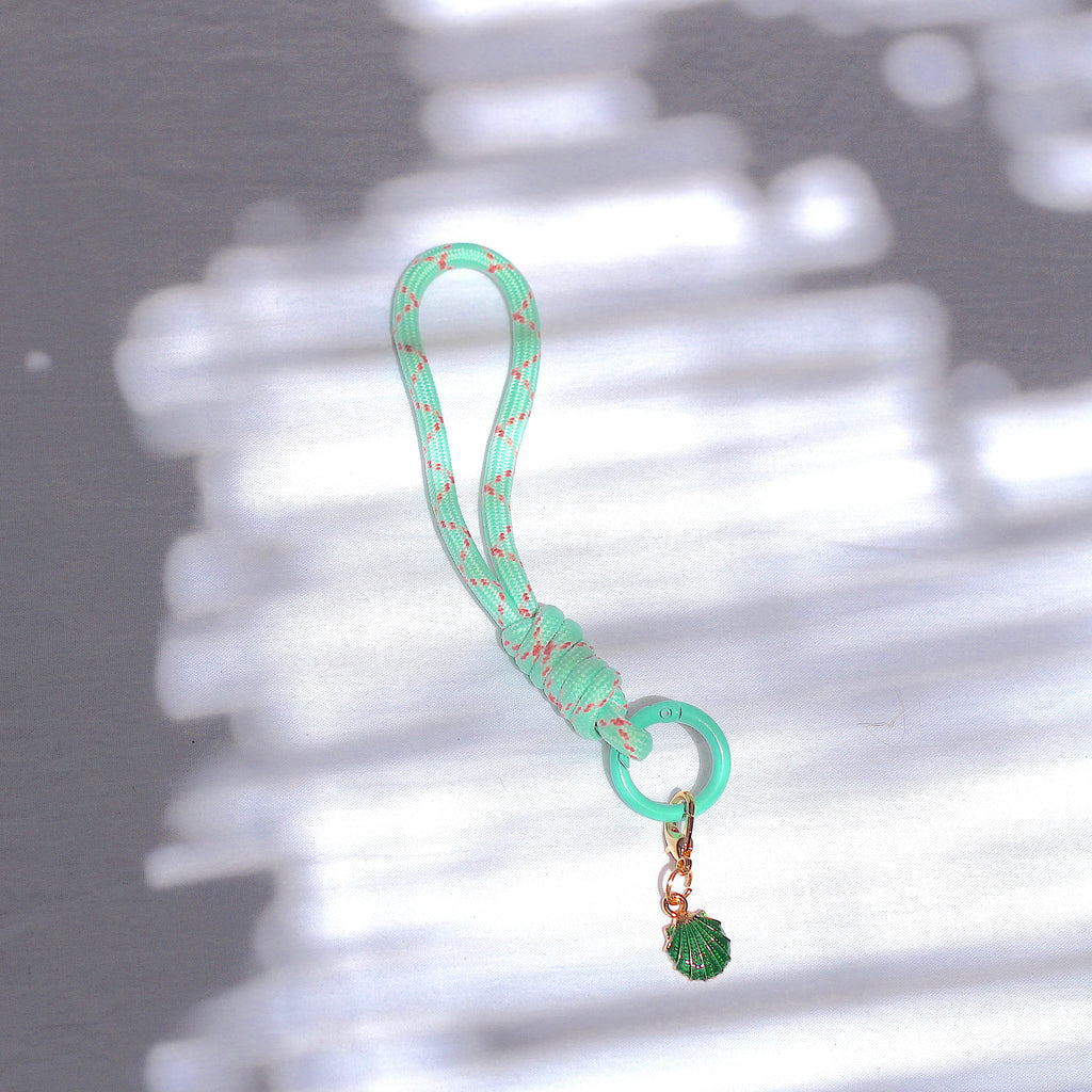 Porte clés en macramé vert et rose avec coquillage