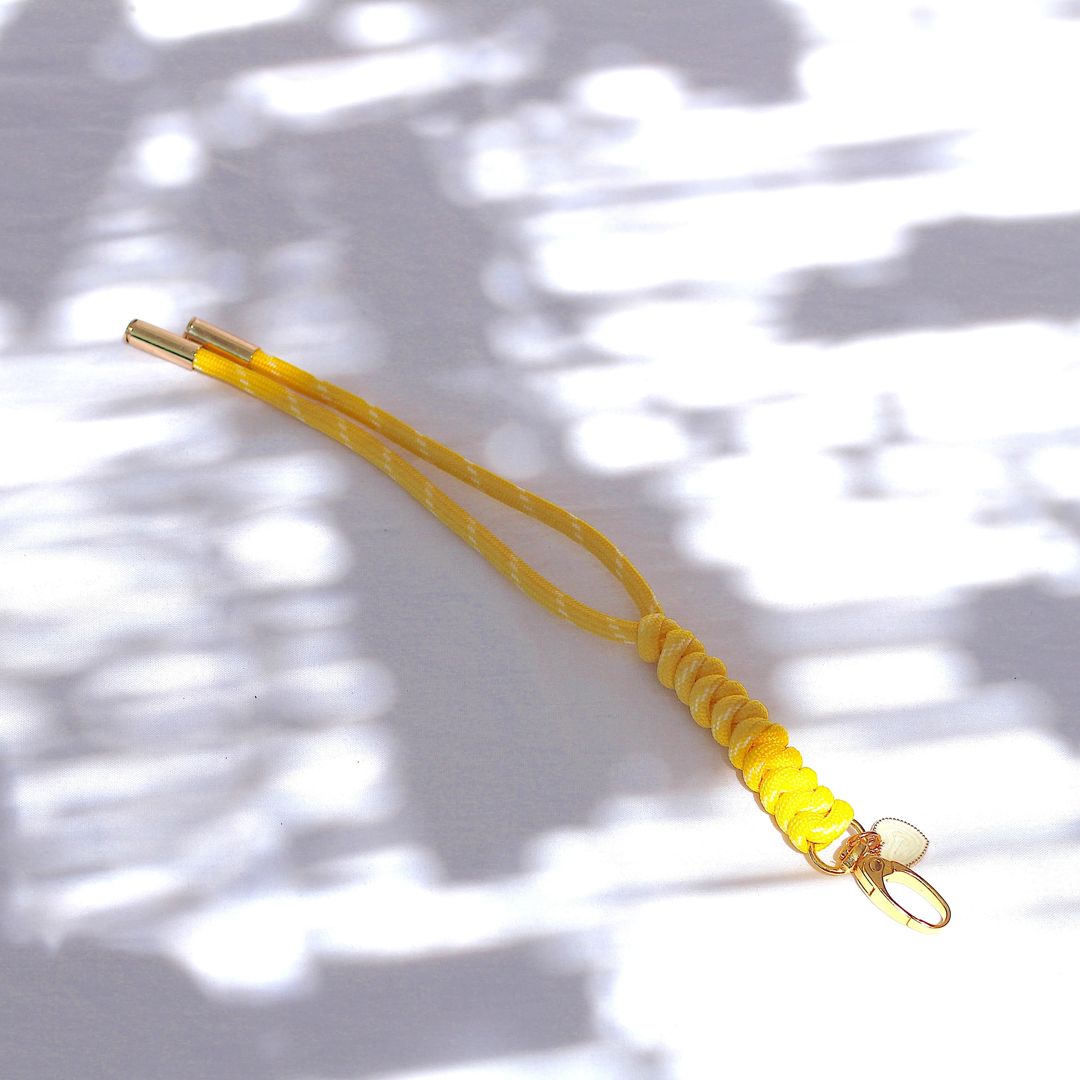 Porte clés, accessoire de sac ou téléphone fait main en paracorde jaune