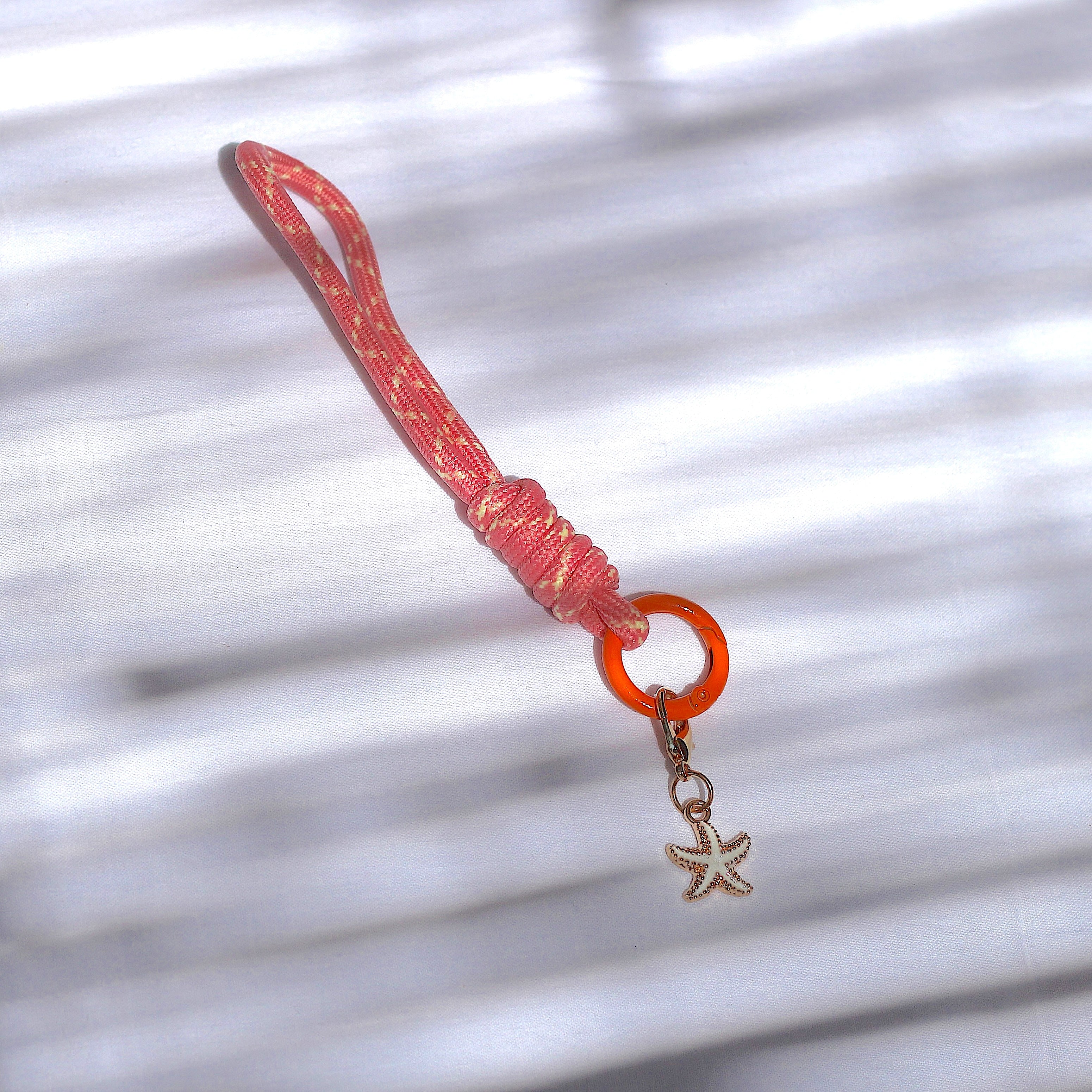Porte clés fait main en macramé rose et jaune avec coquillage