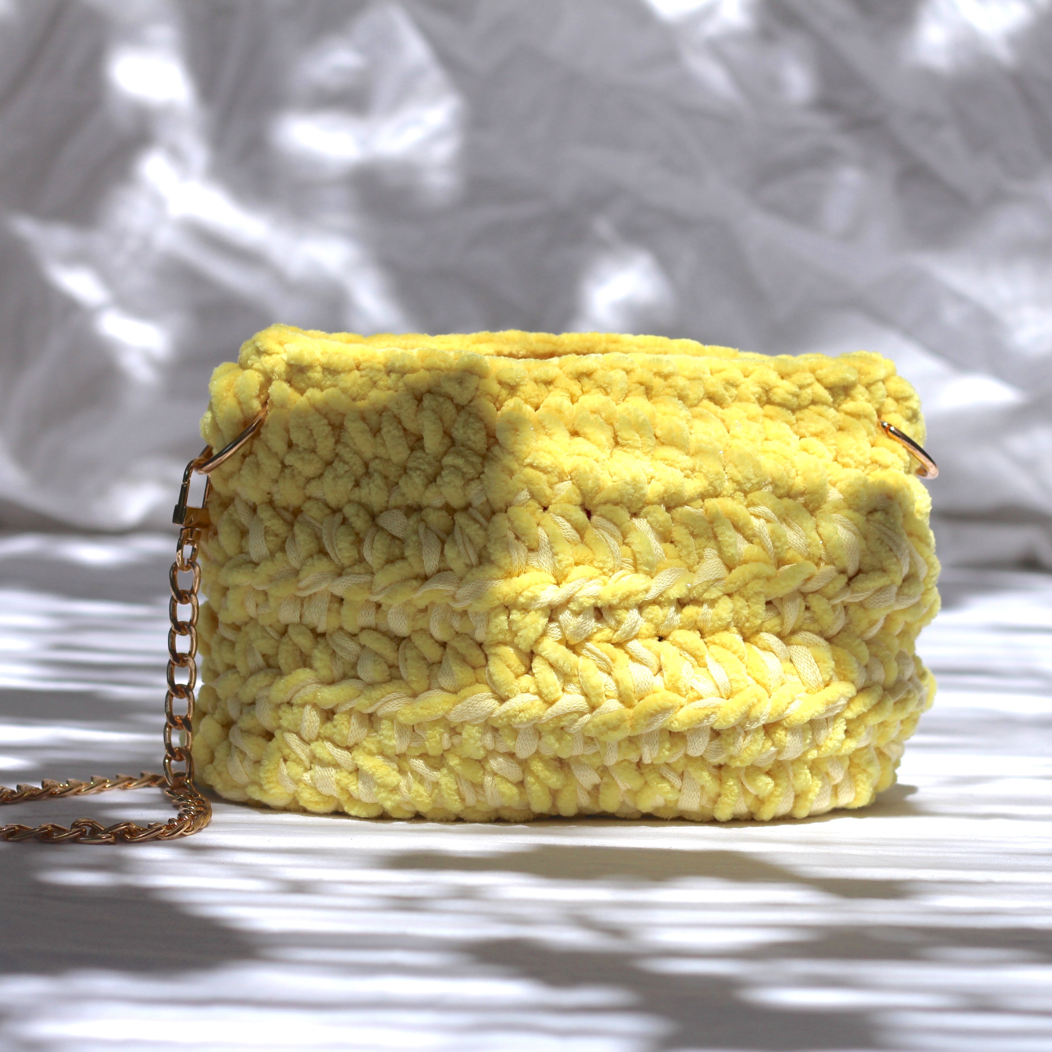 Petit sac au crochet velours jaune