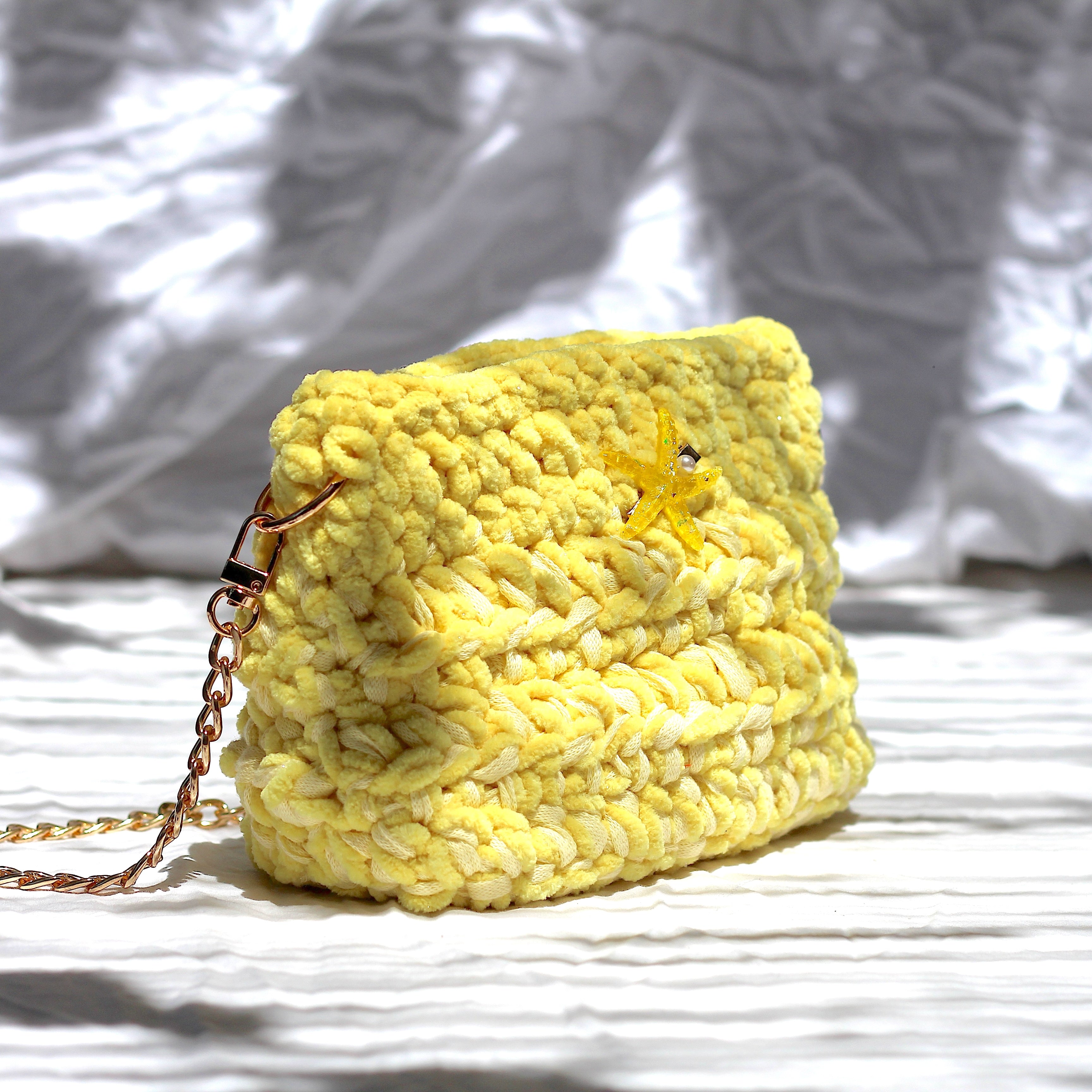Petit sac au crochet velours jaune