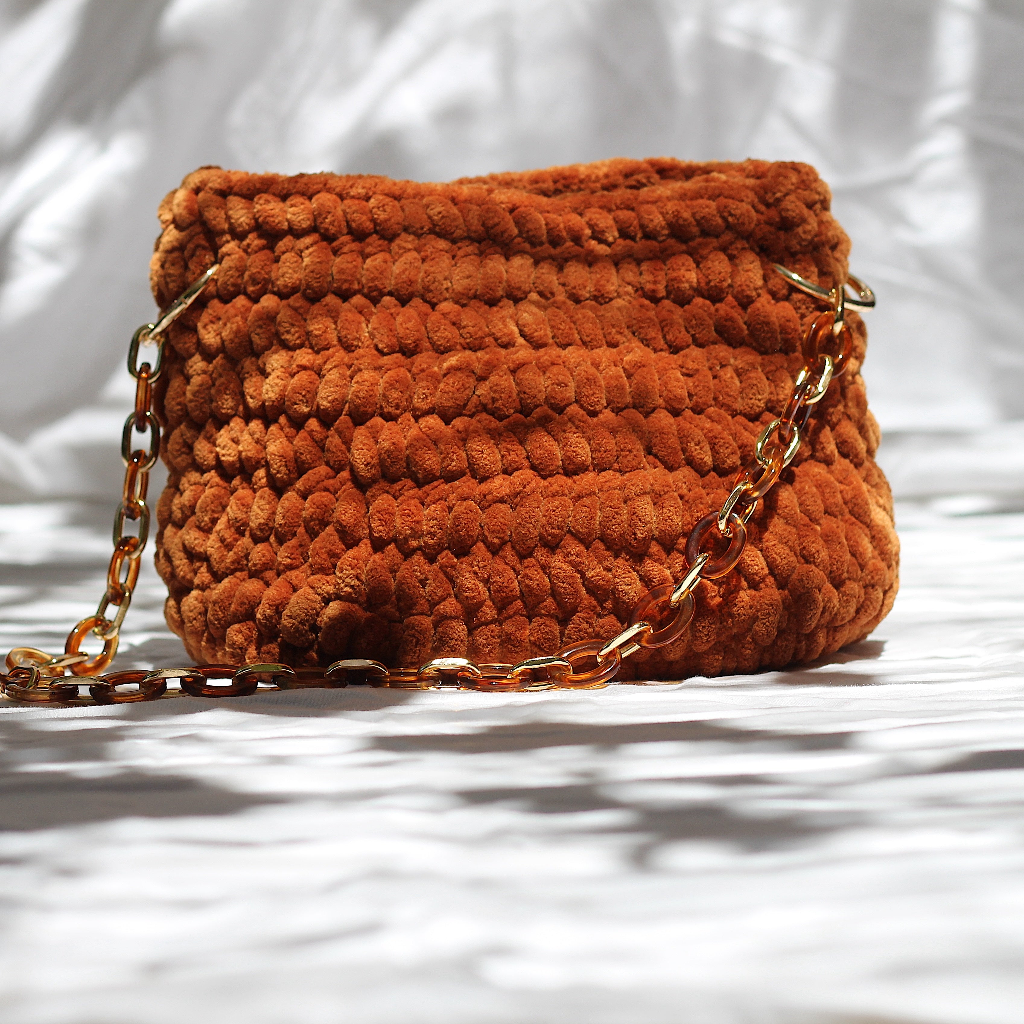 Sac bandoulière au crochet en velours camel