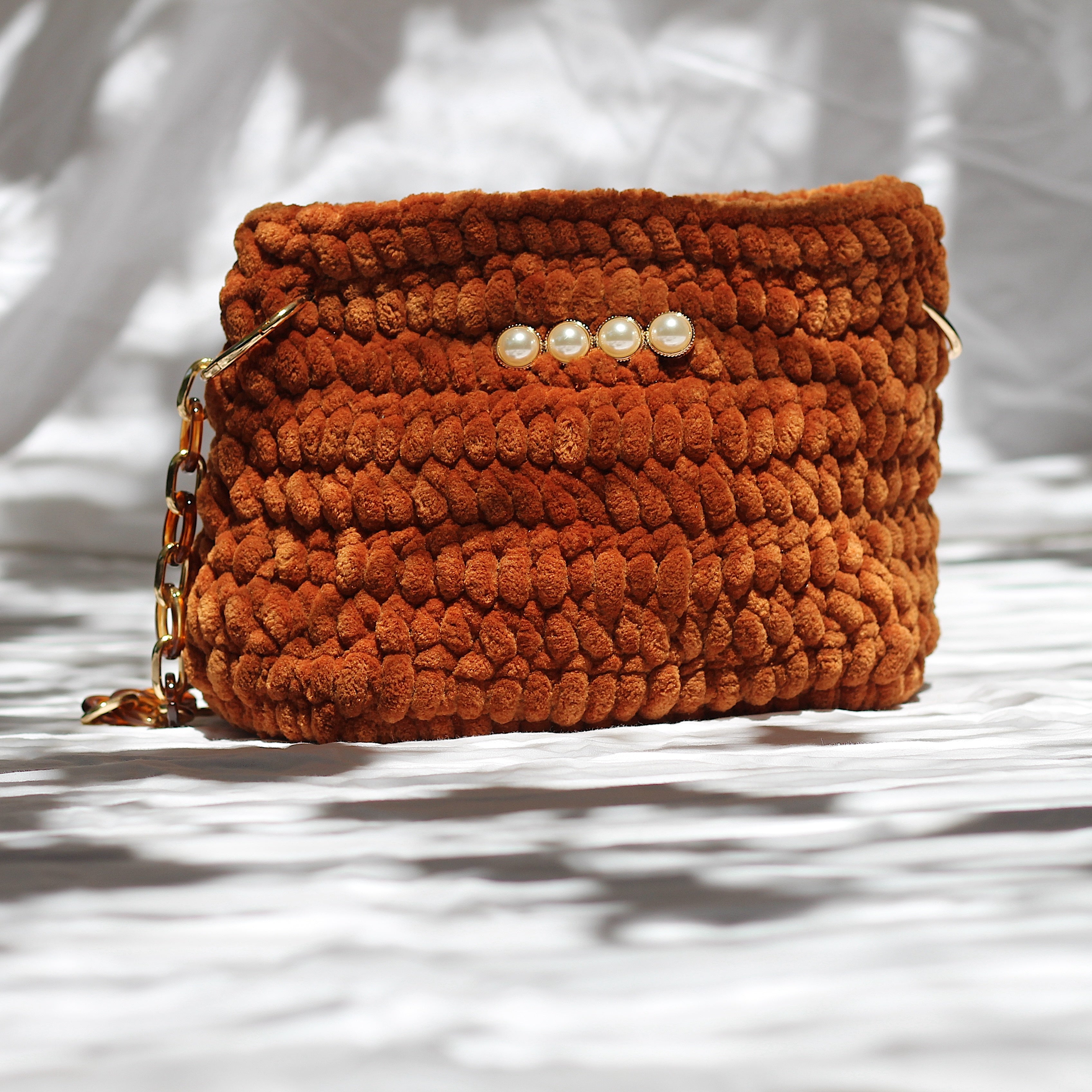 Sac bandoulière au crochet en velours camel