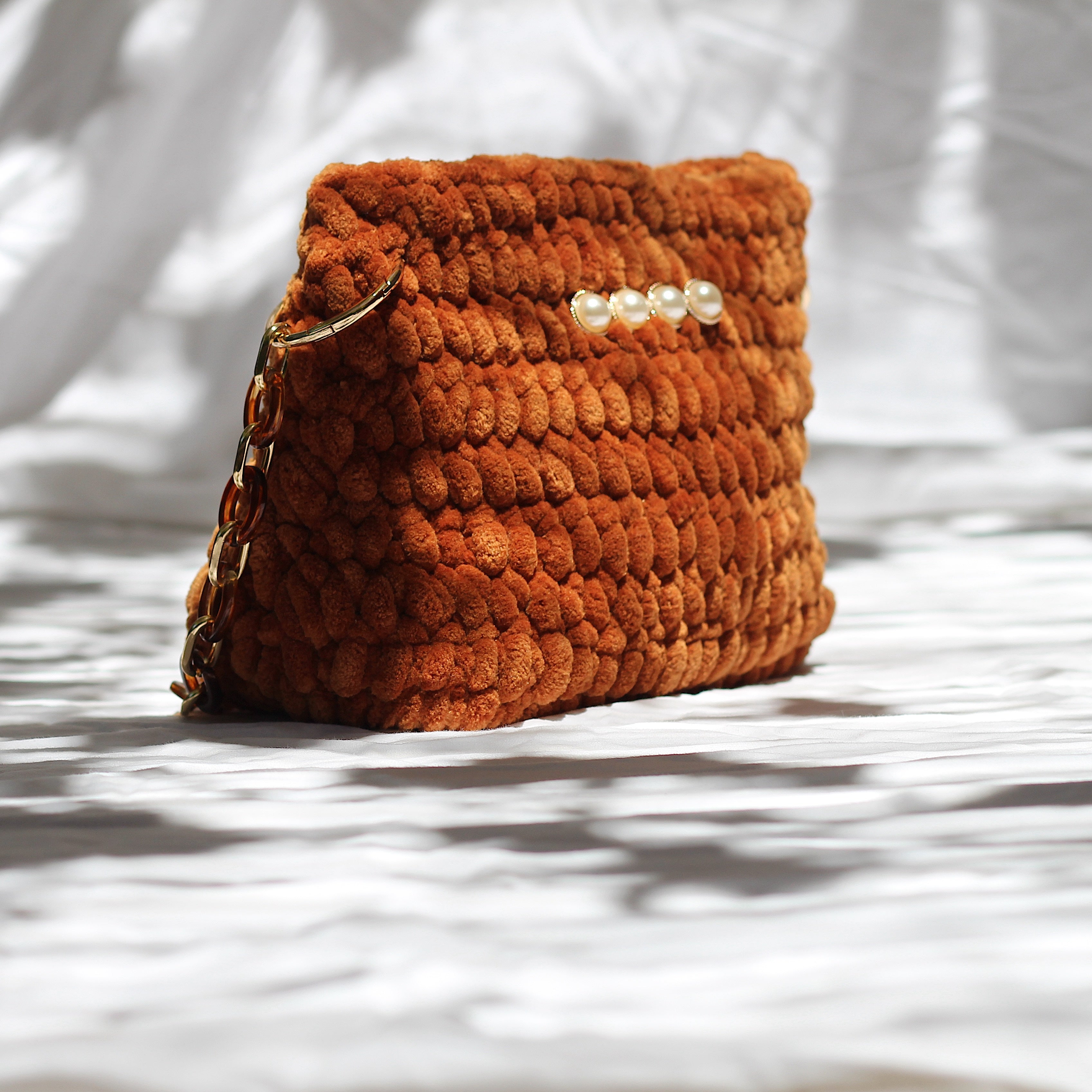 Sac bandoulière au crochet en velours camel
