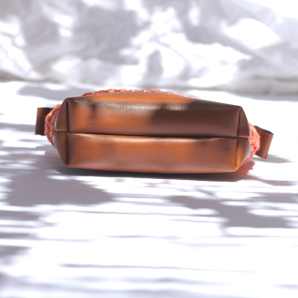 Trousse au crochet et lurex camel corail